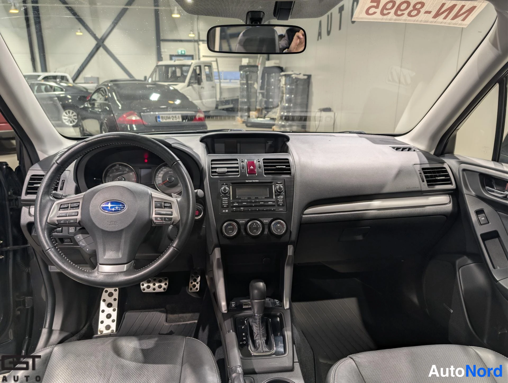 Harmaa Subaru Forester 2013, ohjaamo, kuva 10