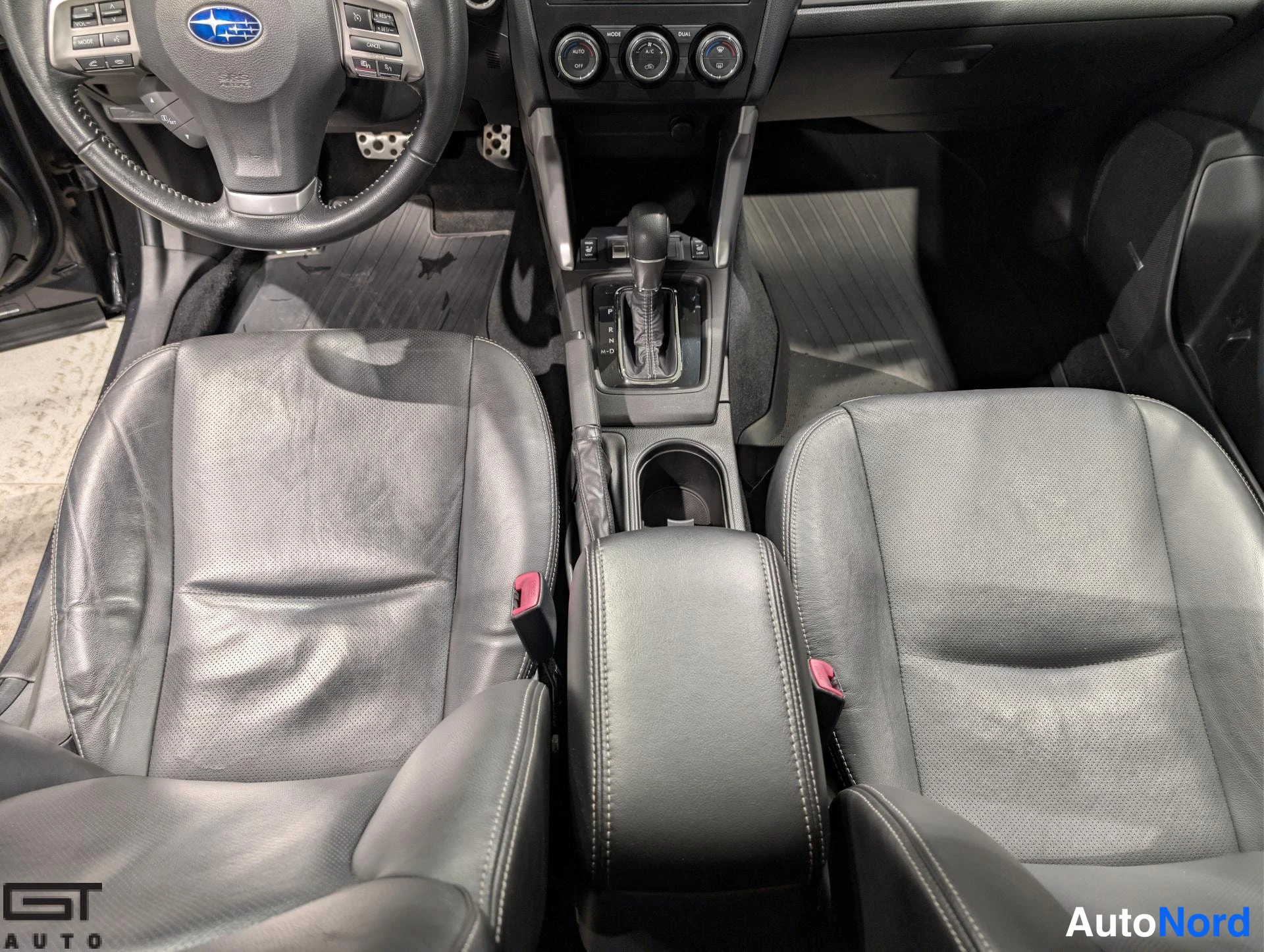 Harmaa Subaru Forester 2013, etuistuimet, kuva 14