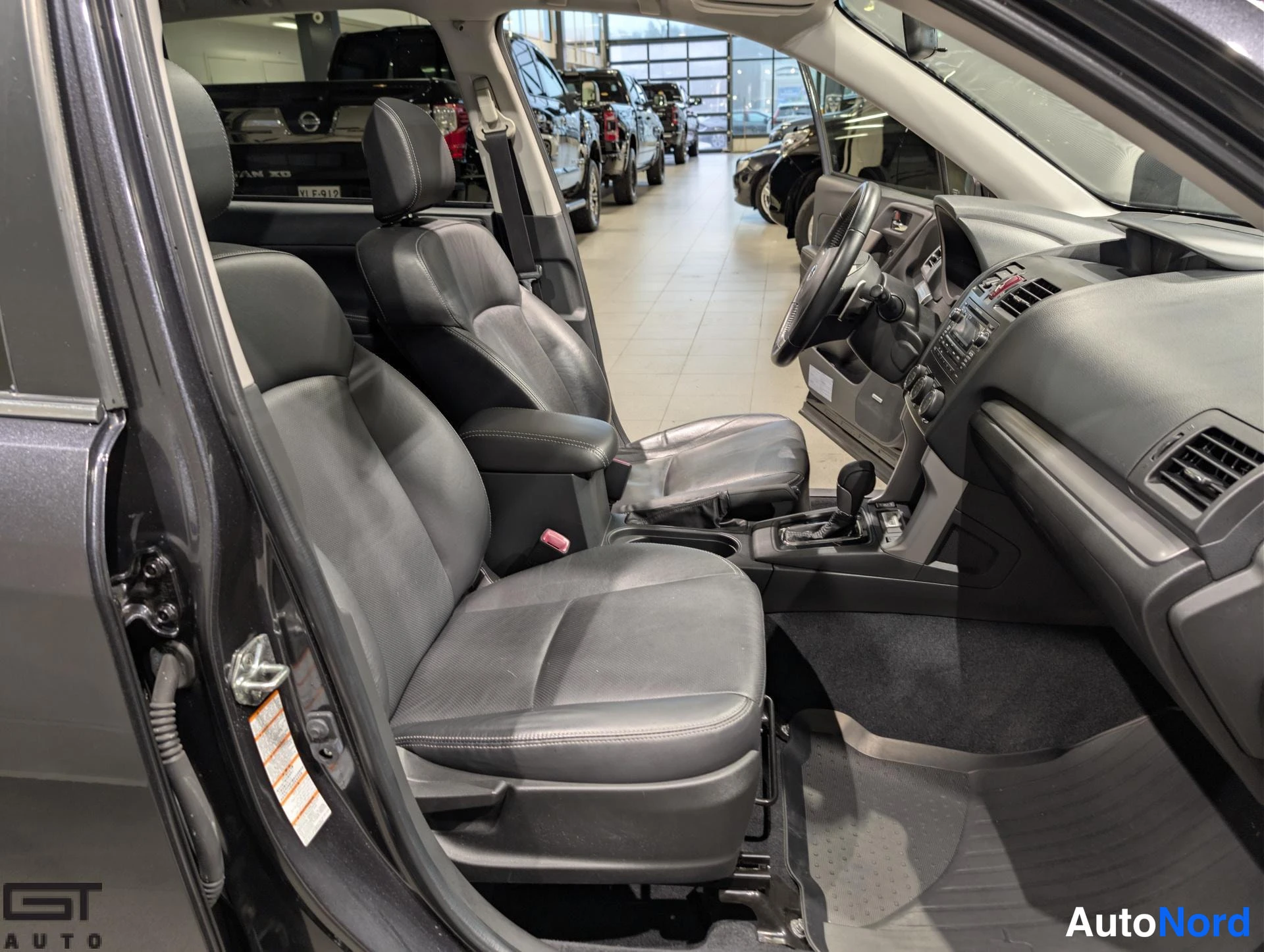 Harmaa Subaru Forester 2013, ohjaamo, kuva 11