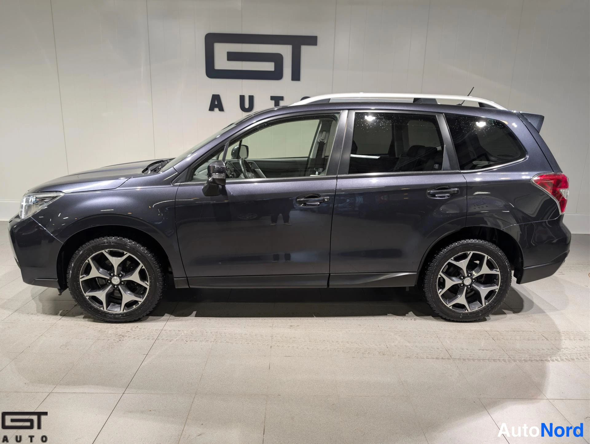 Harmaa Subaru Forester 2013, sivulta, kuva 6