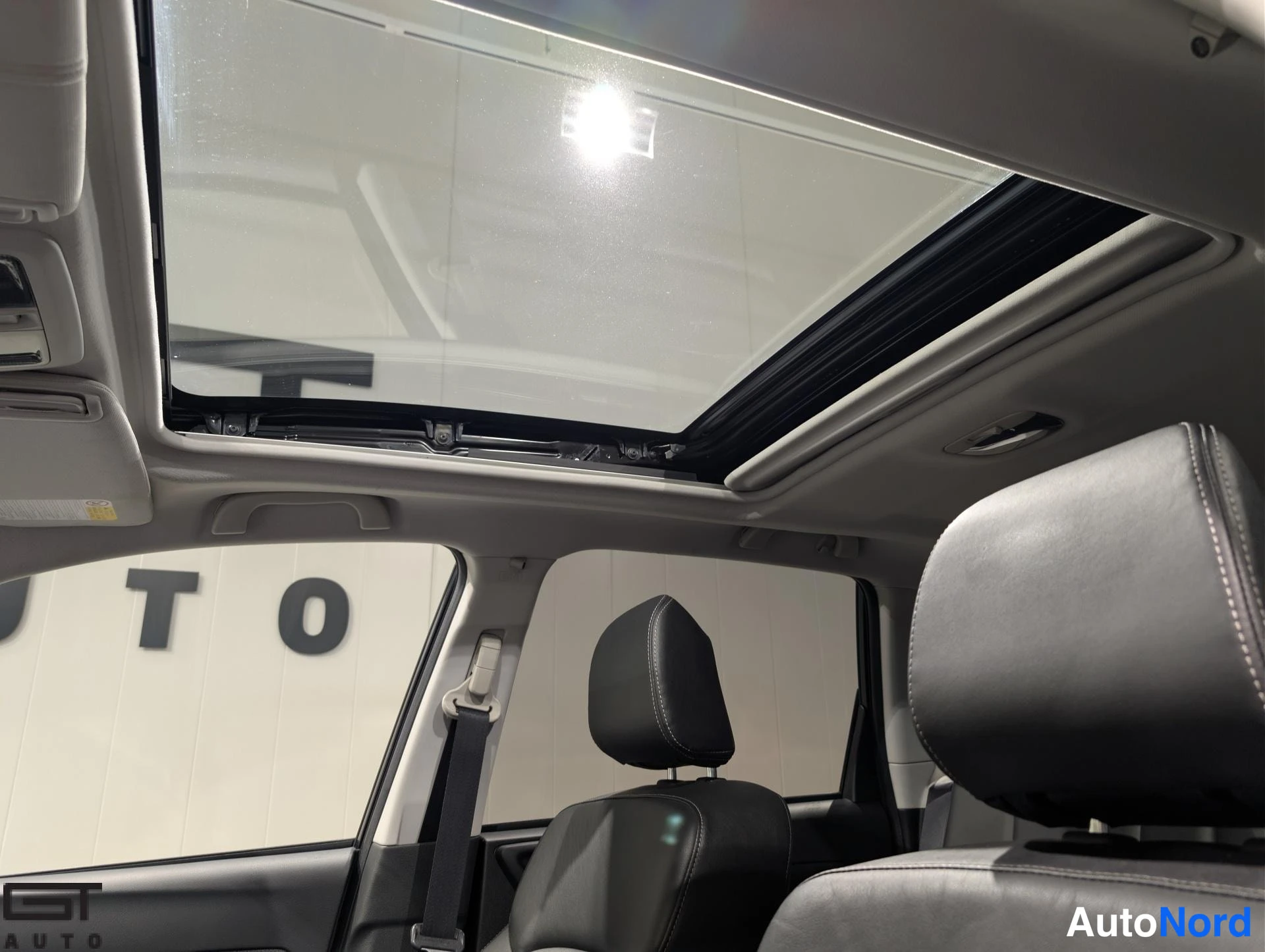 Harmaa Subaru Forester 2013, ohjaamo, kuva 12