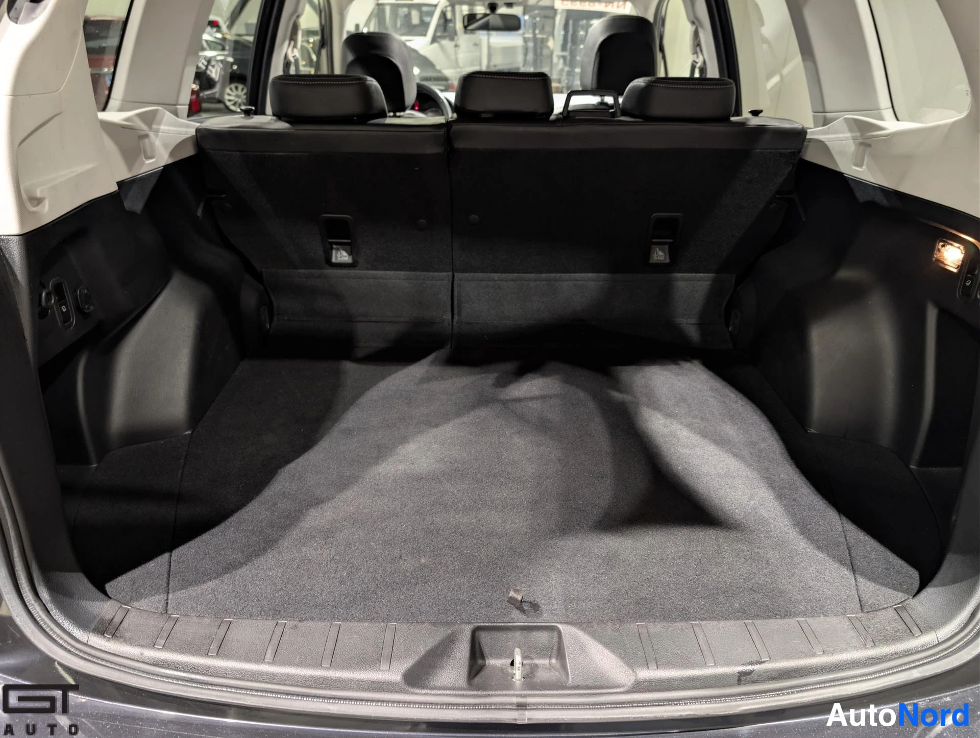 Harmaa Subaru Forester 2013, tavaratila, kuva 17