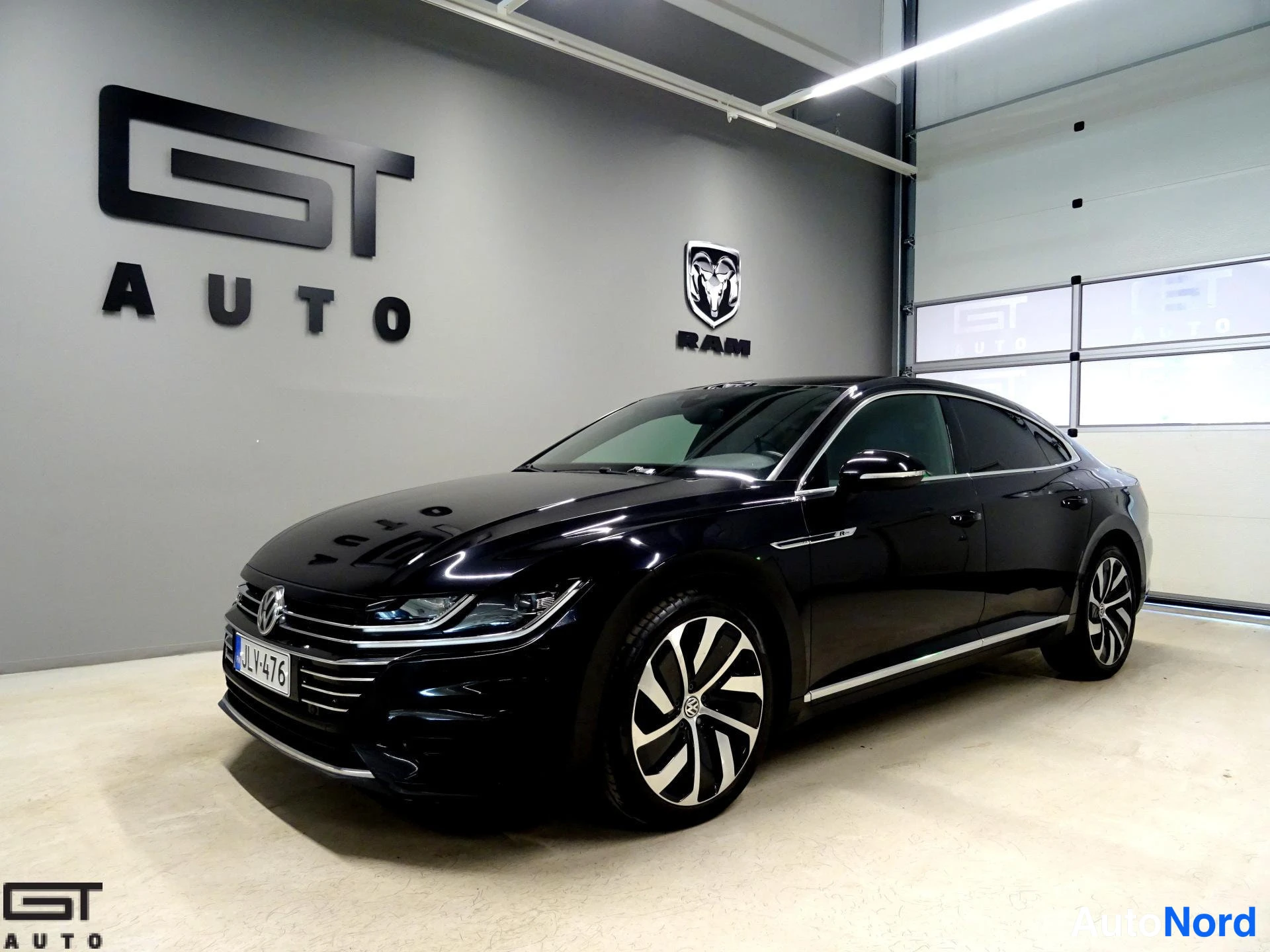 Vihreä Volkswagen Arteon 2018, etuviisto, keula vasemmalle, kuva 2