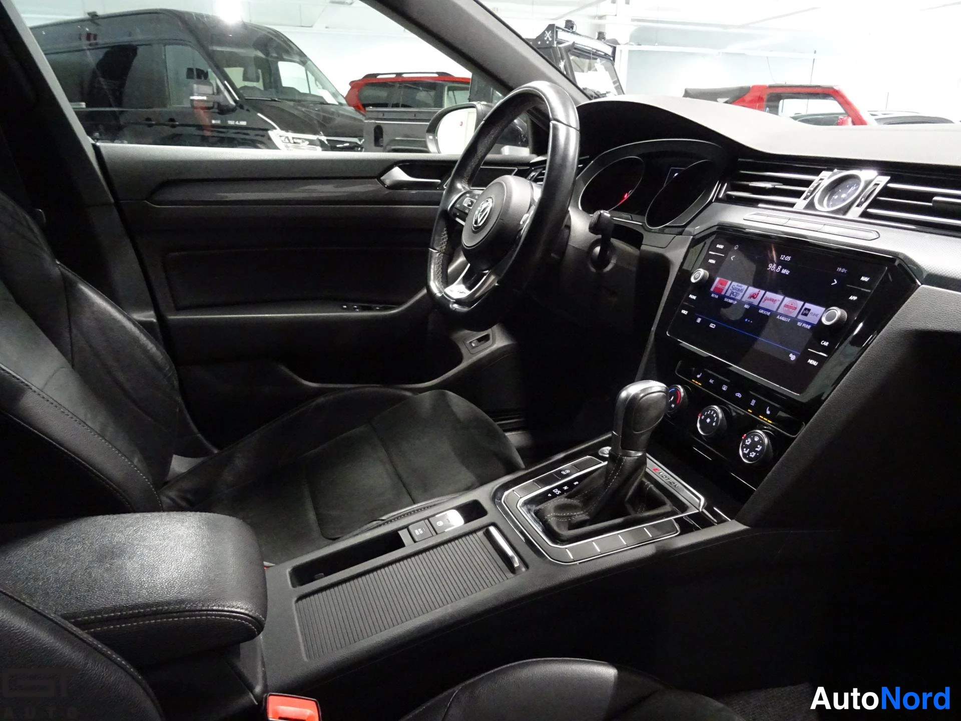 Vihreä Volkswagen Arteon 2018, ohjaamo, kuva 12