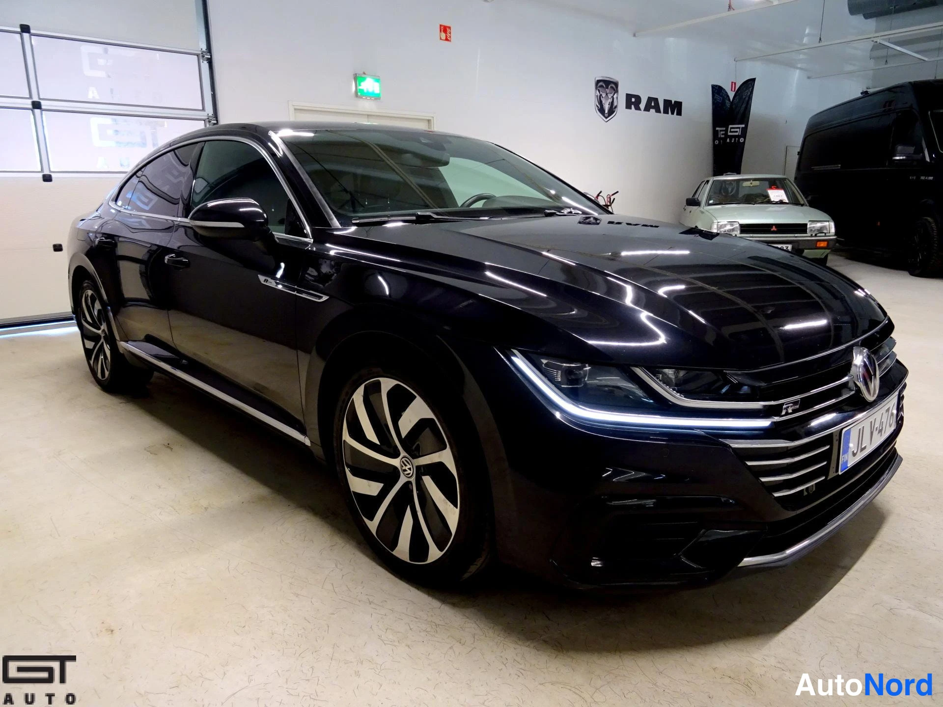 Vihreä Volkswagen Arteon 2018, etuviisto, keula oikealle, kuva 3
