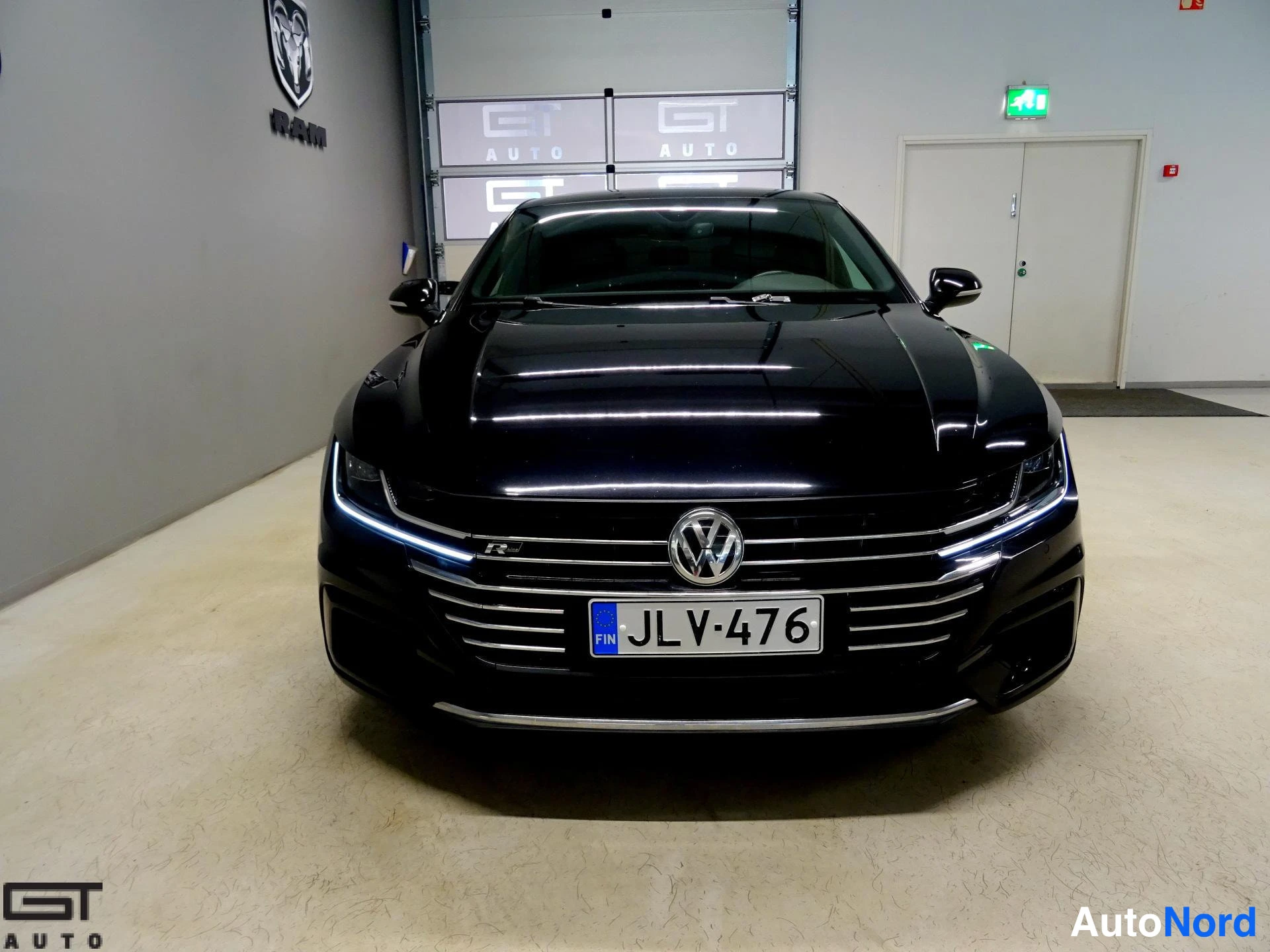 Vihreä Volkswagen Arteon 2018, edestä, kuva 4