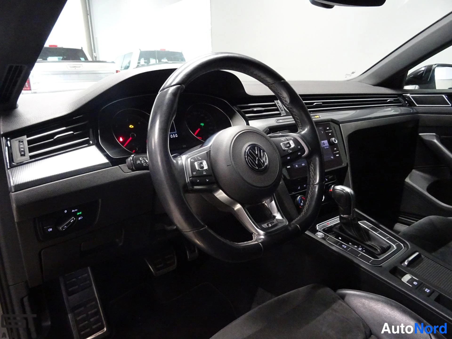 Vihreä Volkswagen Arteon 2018, ohjaamo, kuva 11
