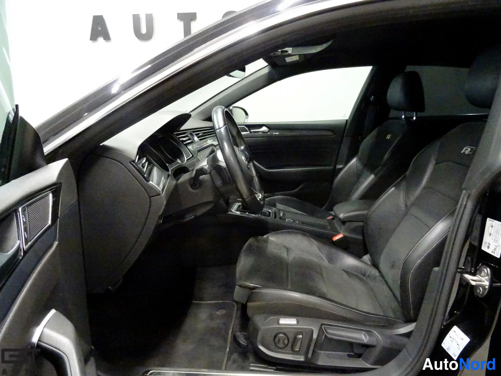 Vihreä Volkswagen Arteon 2018, ohjaamo, kuva 9