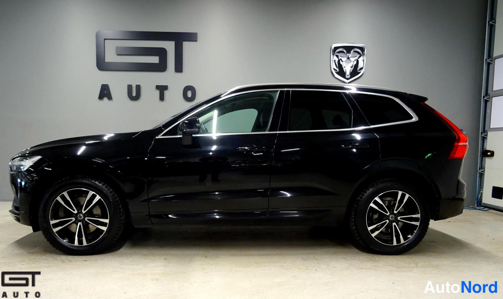 Musta Volvo XC60 2018, sivulta, kuva 6