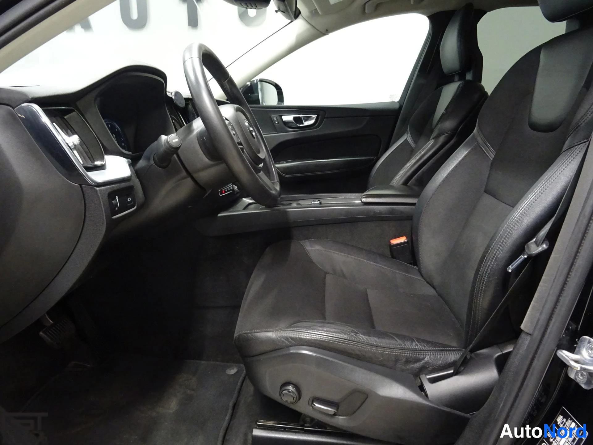Musta Volvo XC60 2018, etuistuimet, kuva 14