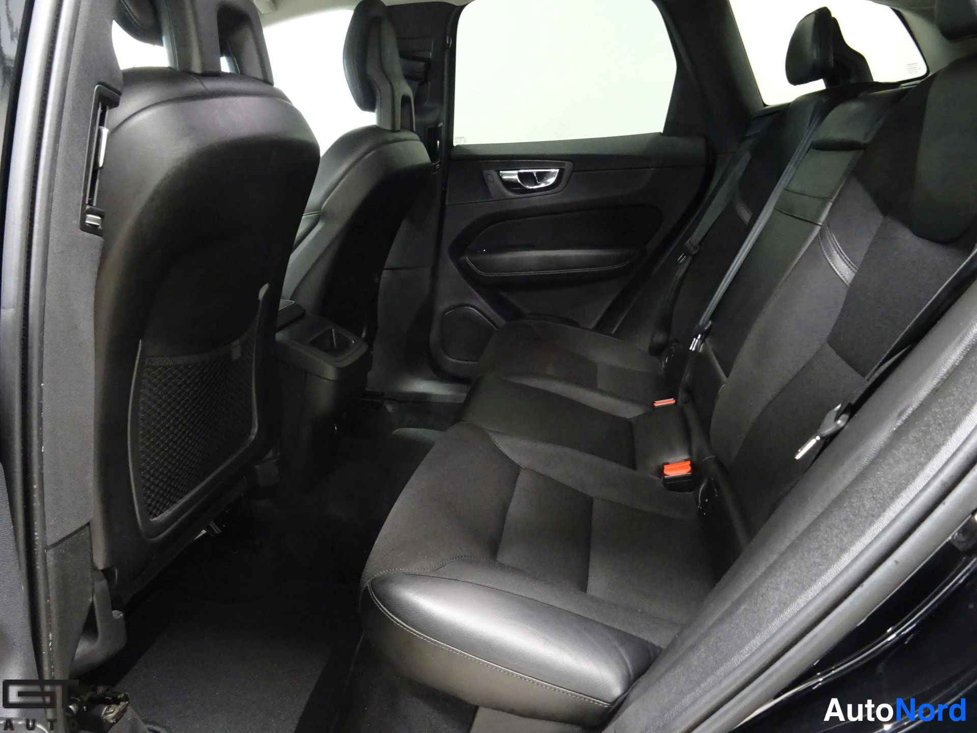 Musta Volvo XC60 2018, takaistuimet, kuva 17