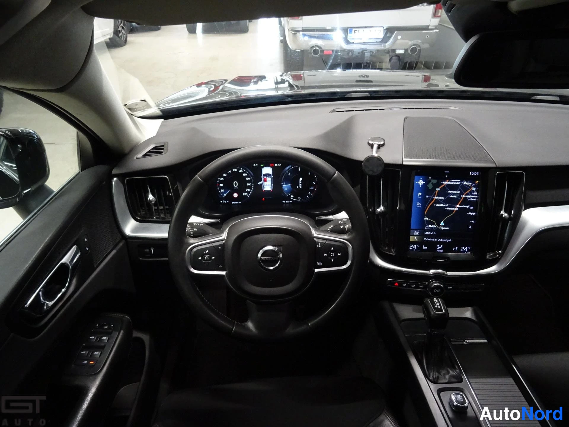 Musta Volvo XC60 2018, ohjaamo, kuva 12