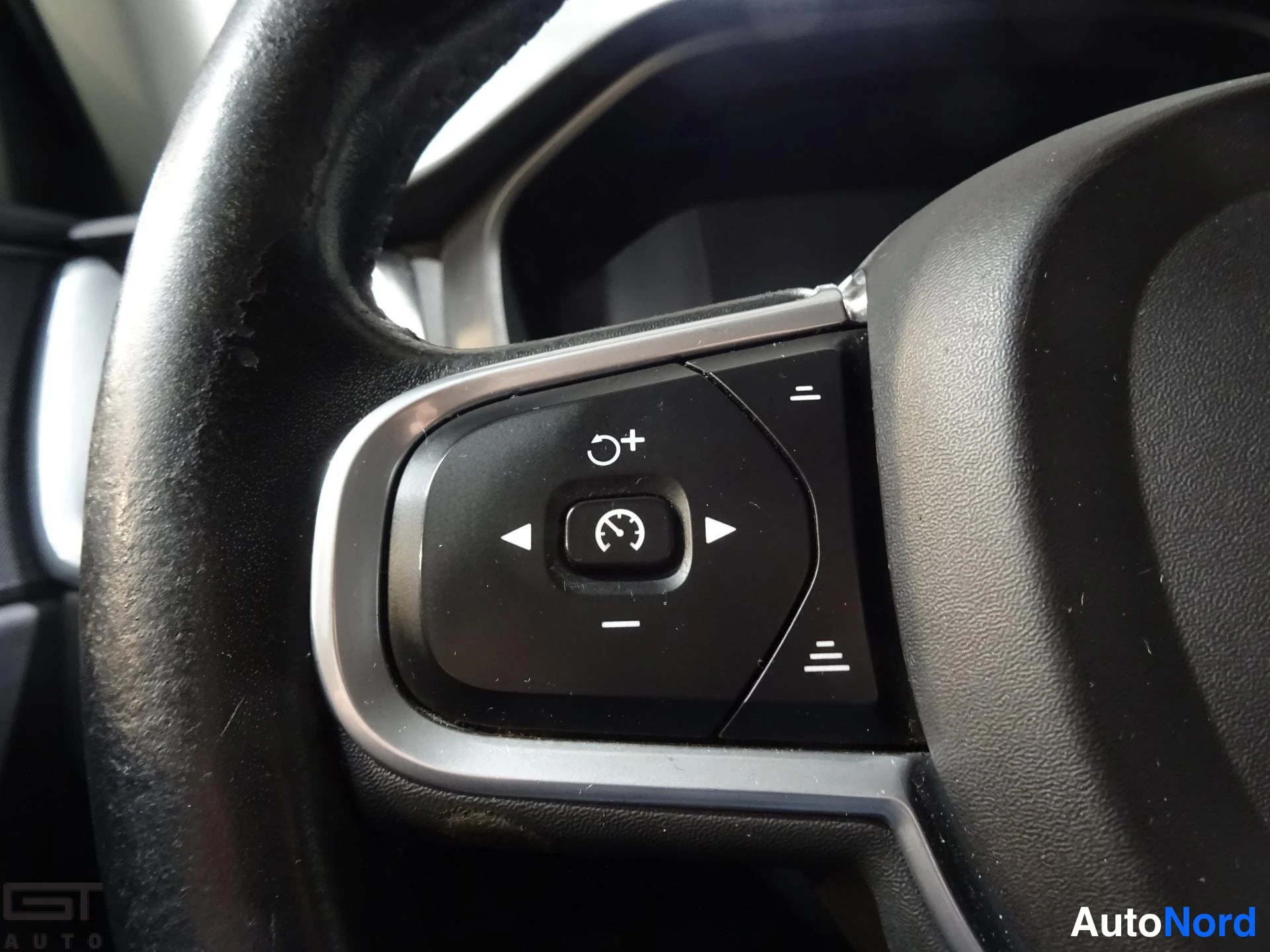 Musta Volvo XC60 2018, yksityiskohta, kuva 24