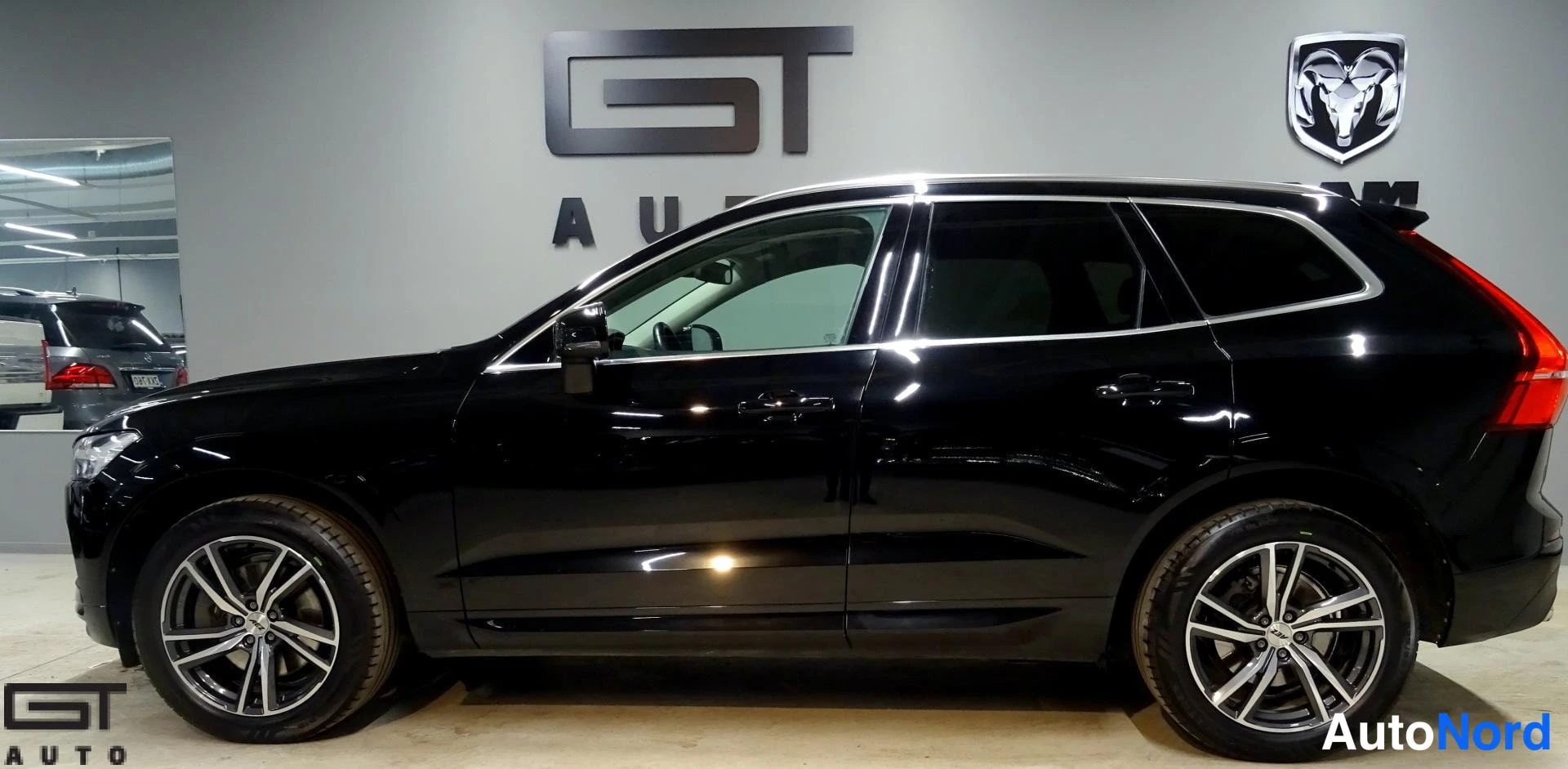 Musta Volvo XC60 2018, etuviisto, keula vasemmalle, kuva 3