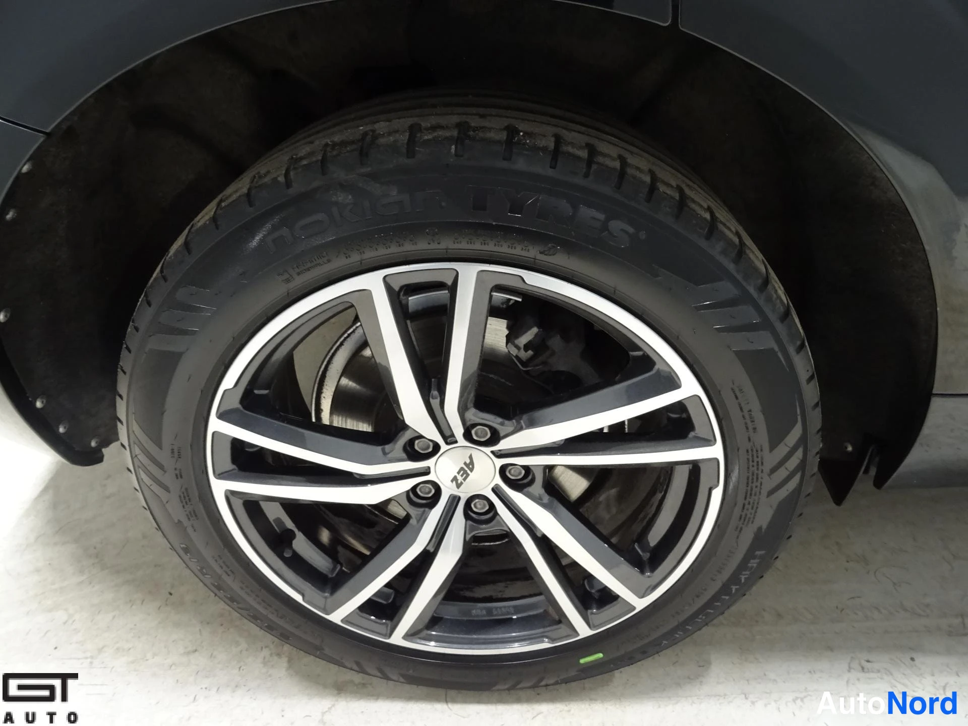 Musta Volvo XC60 2018, yksityiskohta, kuva 27