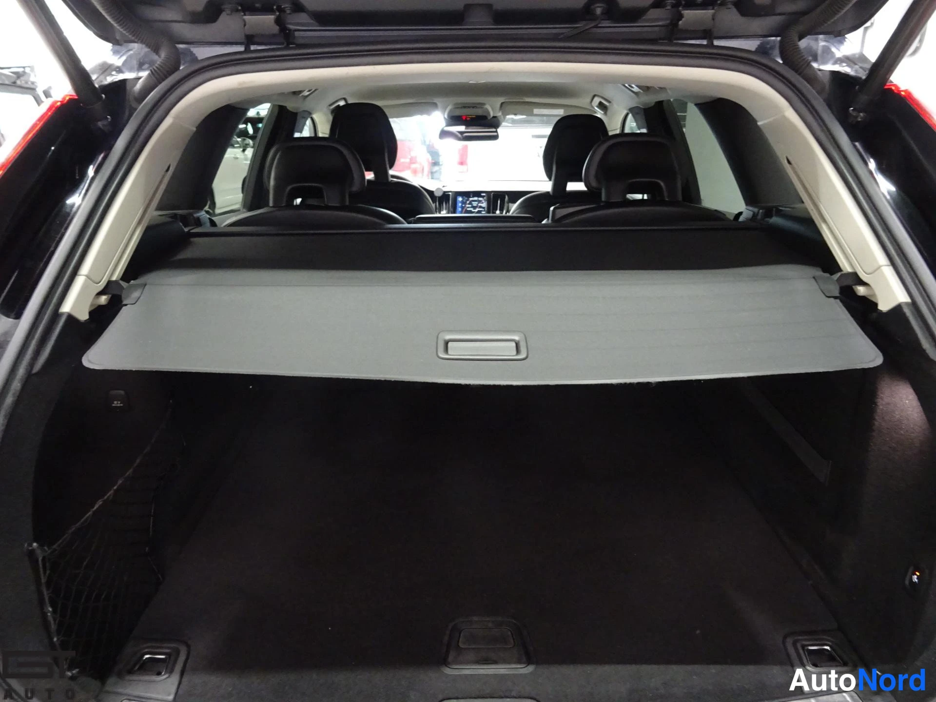 Musta Volvo XC60 2018, tavaratila, kuva 19