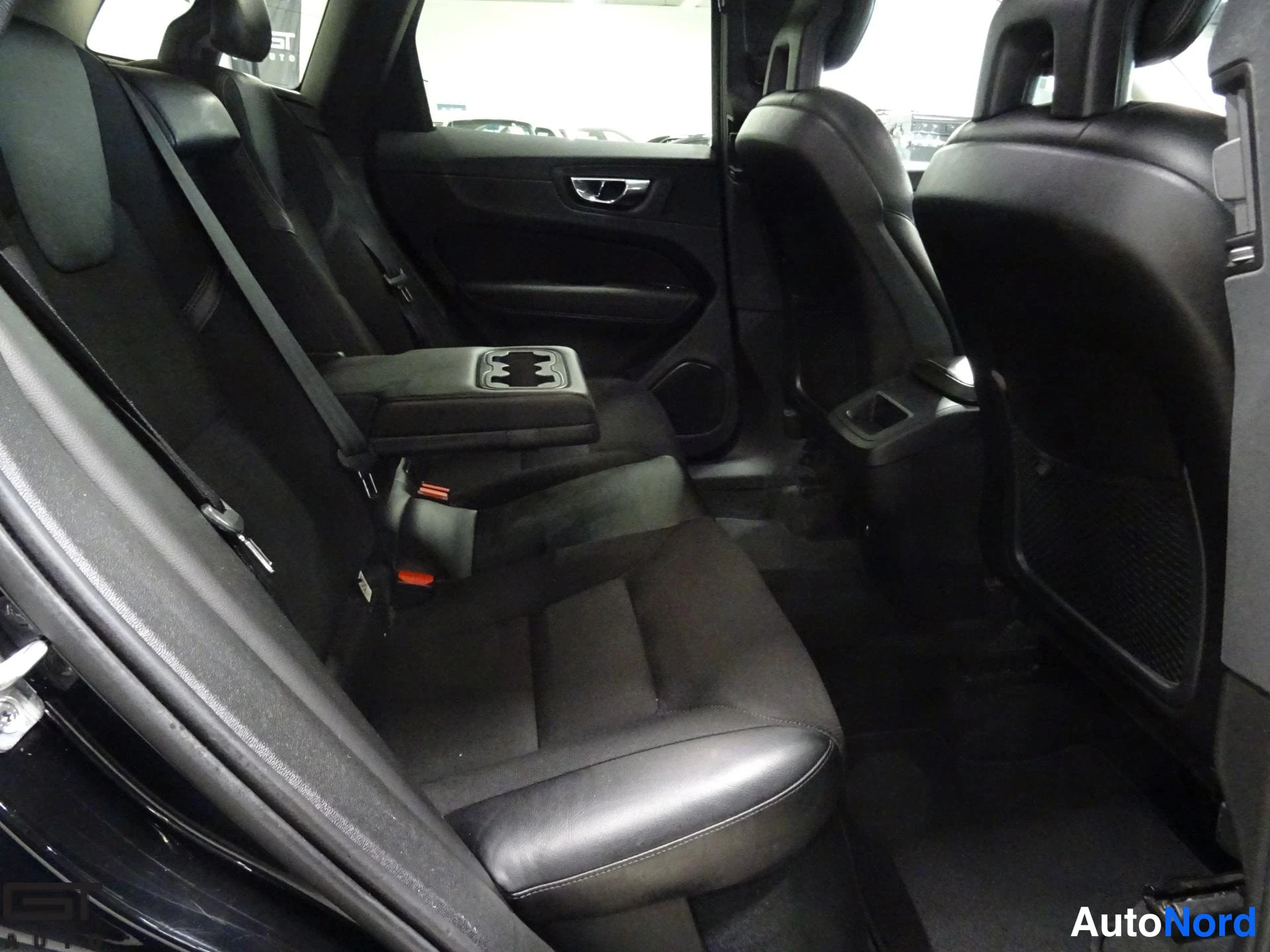 Musta Volvo XC60 2018, takaistuimet, kuva 18