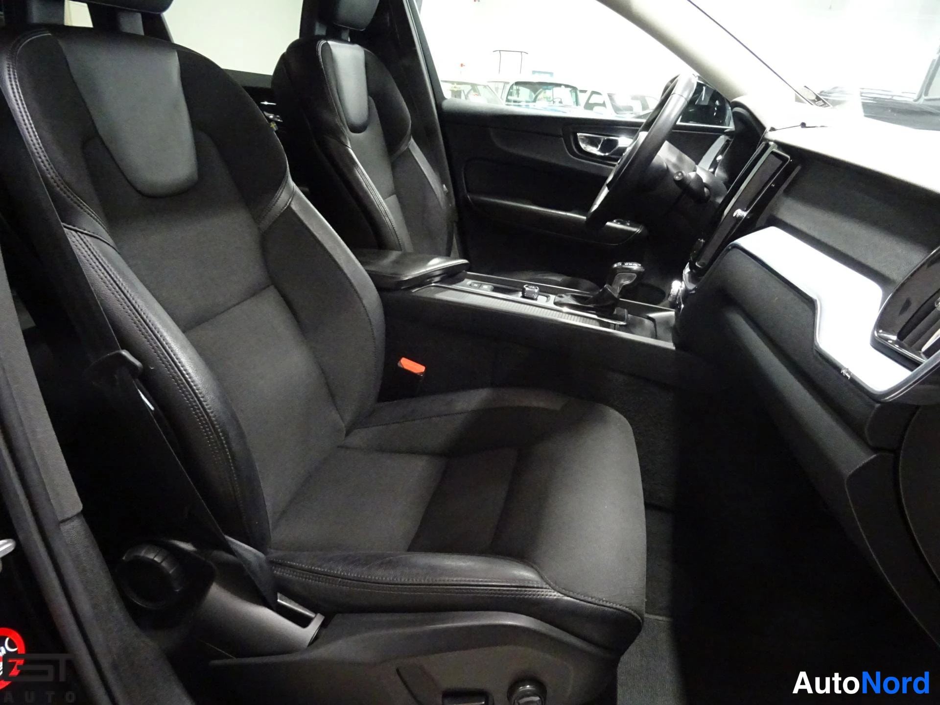 Musta Volvo XC60 2018, etuistuimet, kuva 15