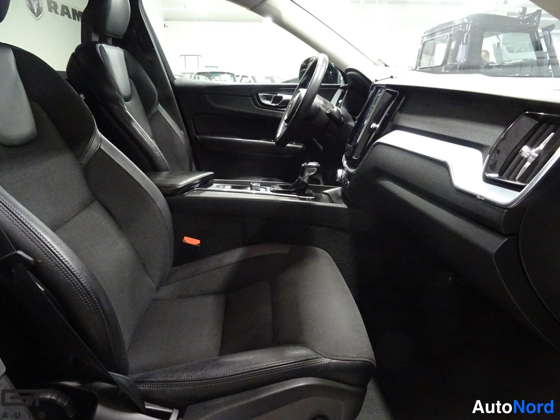 Musta Volvo XC60 2018, etuistuimet, kuva 16