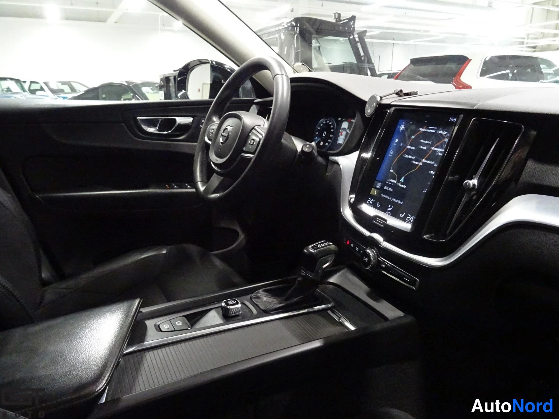 Musta Volvo XC60 2018, ohjaamo, kuva 11