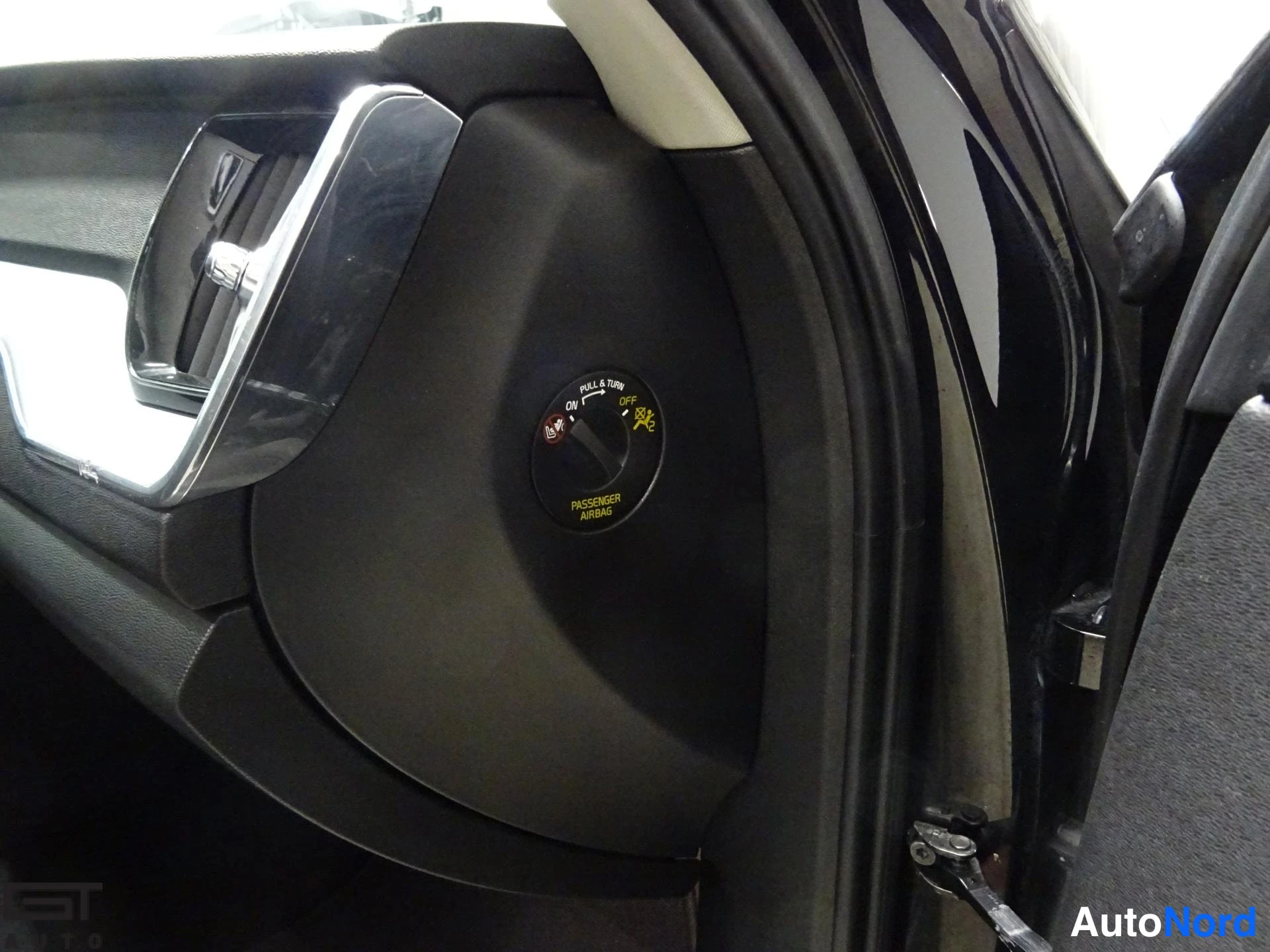 Musta Volvo XC60 2018, yksityiskohta, kuva 20