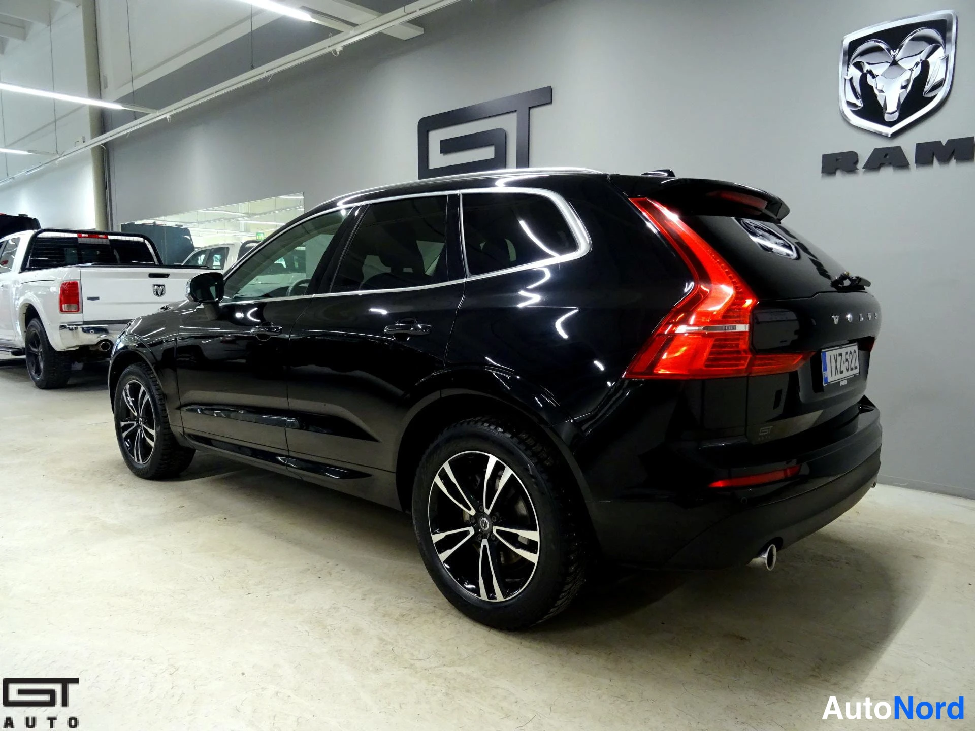Musta Volvo XC60 2018, takaviisto, kuva 7