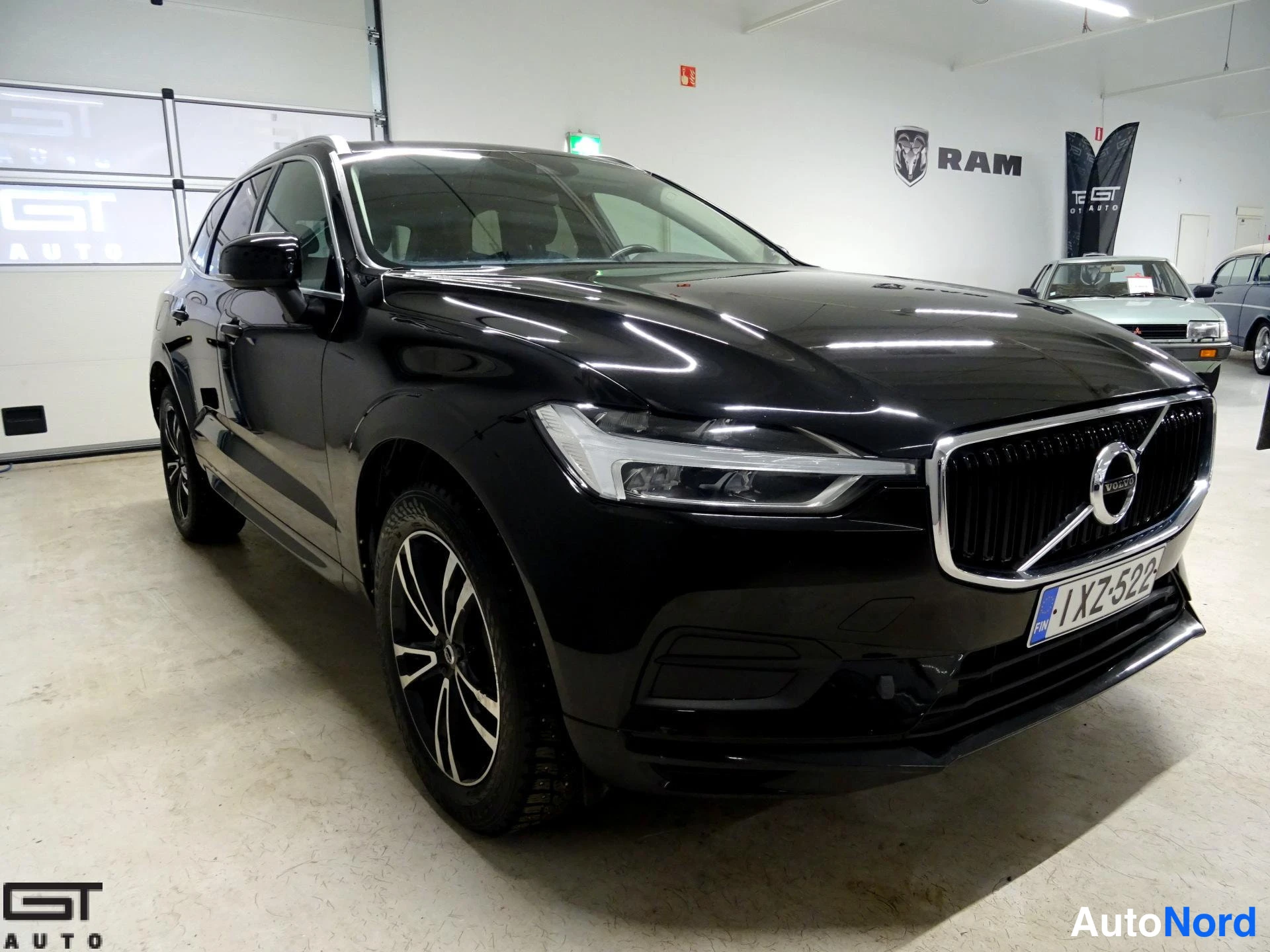 Musta Volvo XC60 2018, etuviisto, keula oikealle, kuva 4