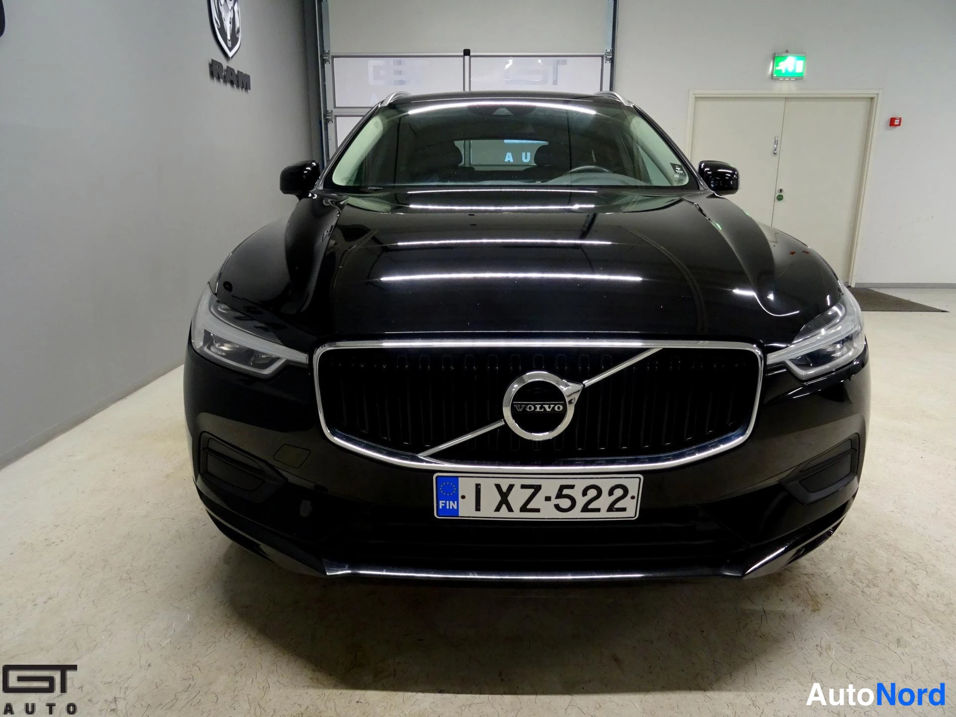 Musta Volvo XC60 2018, edestä, kuva 5