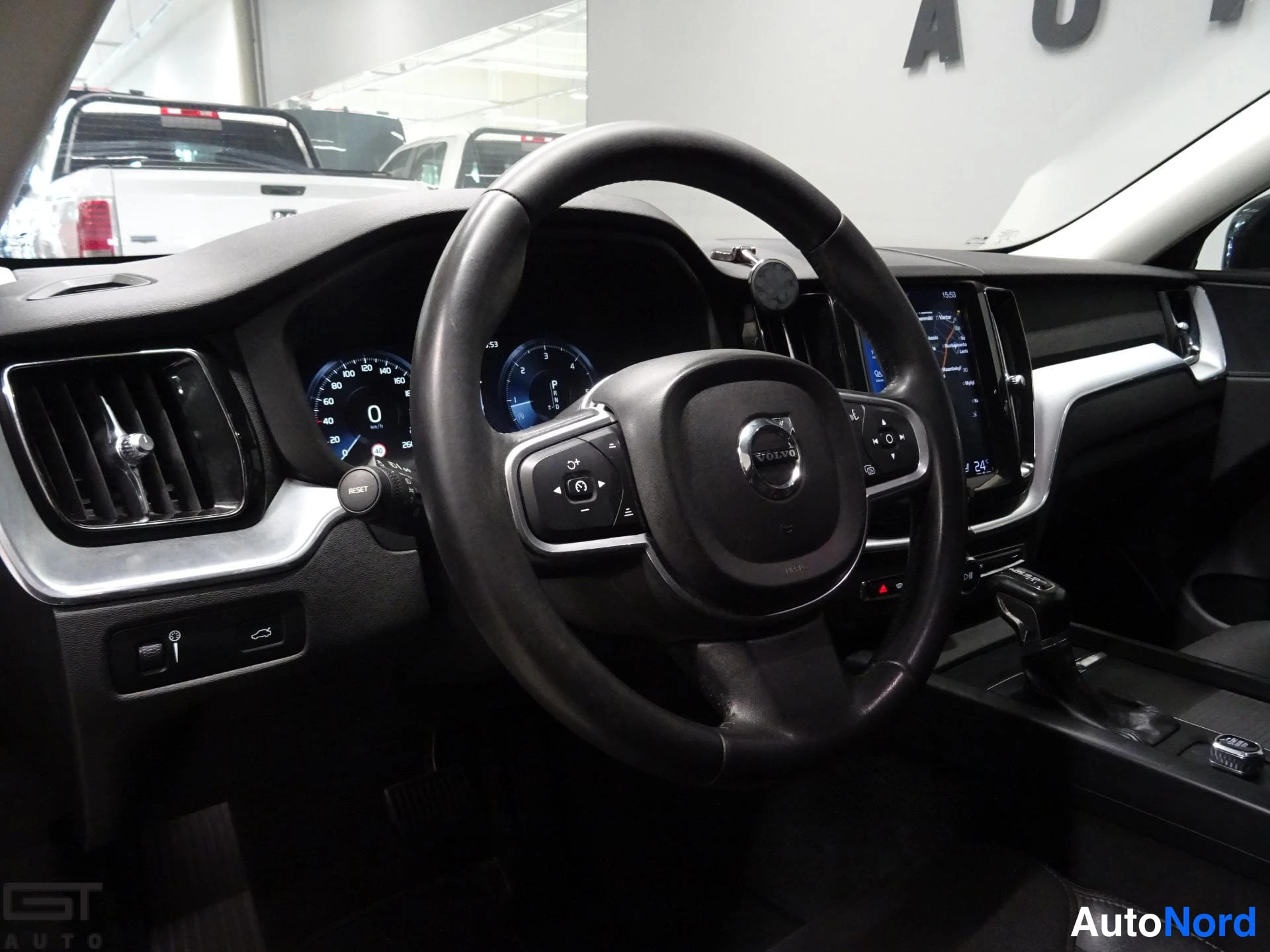 Musta Volvo XC60 2018, ohjaamo, kuva 10