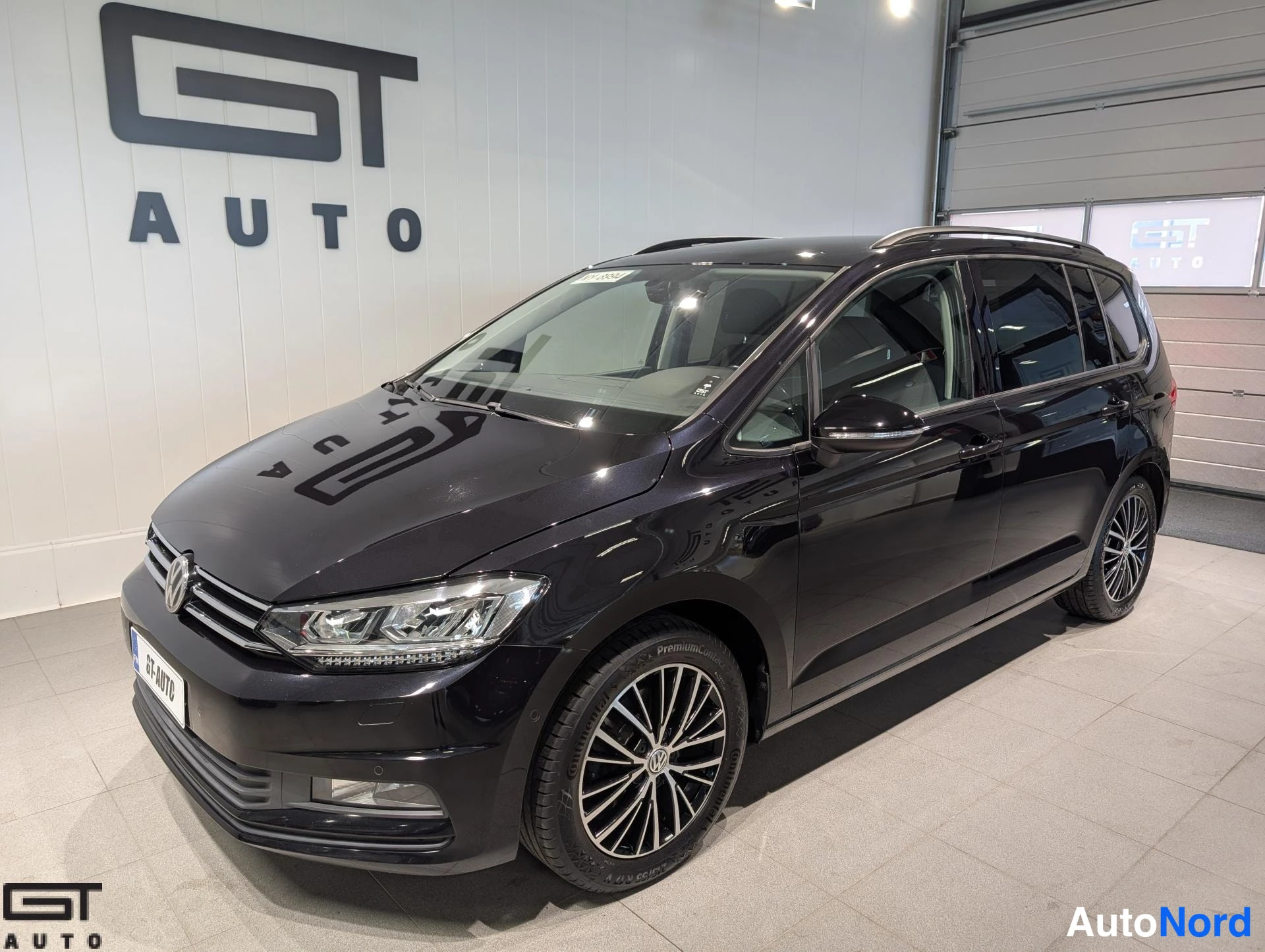 Musta Volkswagen Touran 2016, etuviisto, keula vasemmalle, kuva 2