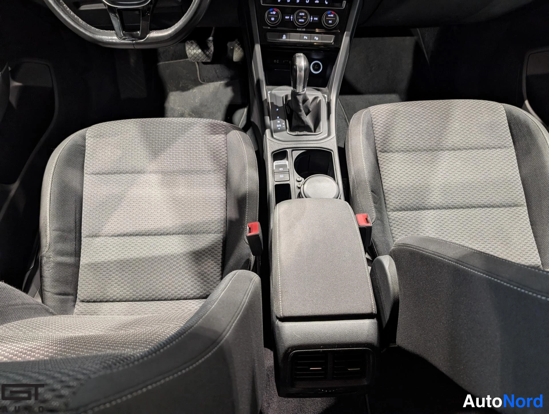 Musta Volkswagen Touran 2016, etuistuimet, kuva 12