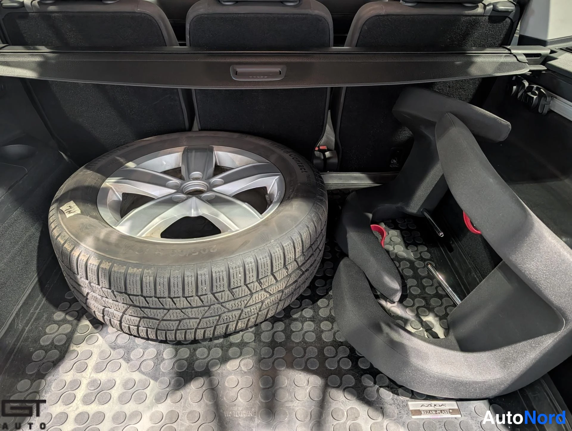 Musta Volkswagen Touran 2016, tavaratila, kuva 15