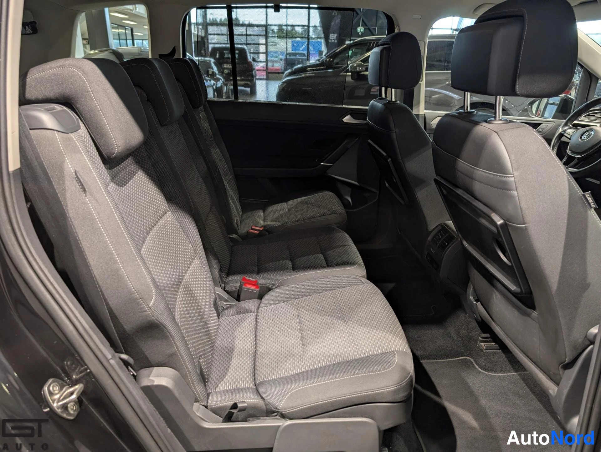 Musta Volkswagen Touran 2016, takaistuimet, kuva 13