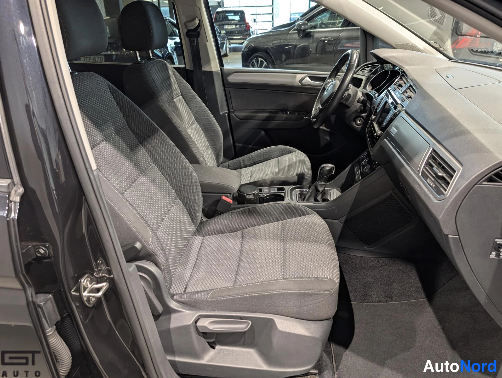 Musta Volkswagen Touran 2016, etuistuimet, kuva 10