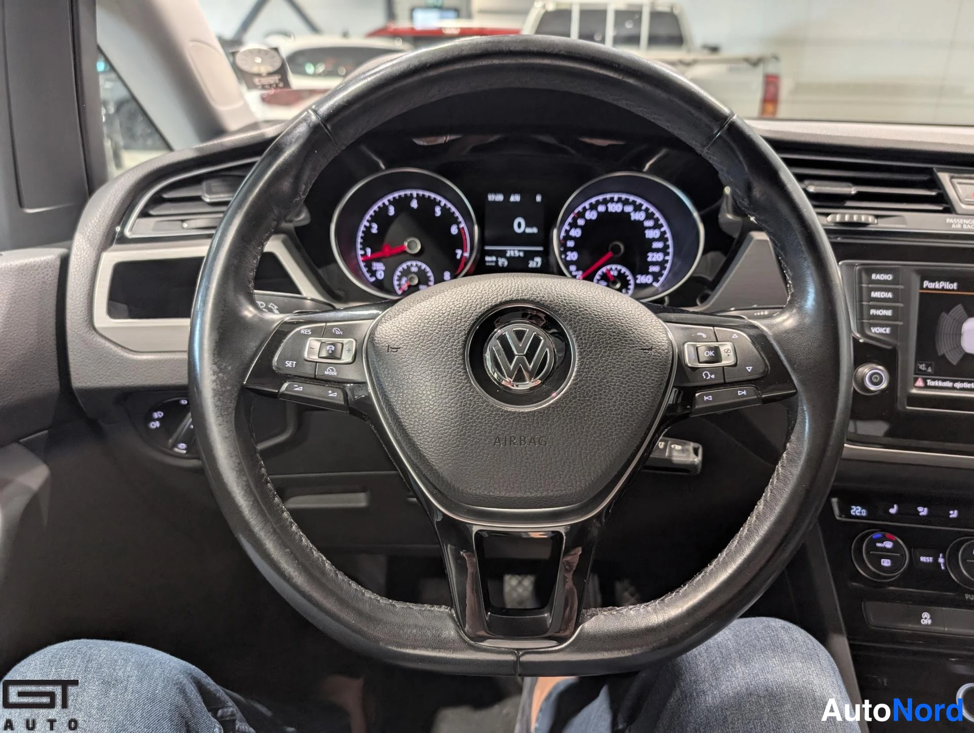 Musta Volkswagen Touran 2016, ohjaamo, kuva 9