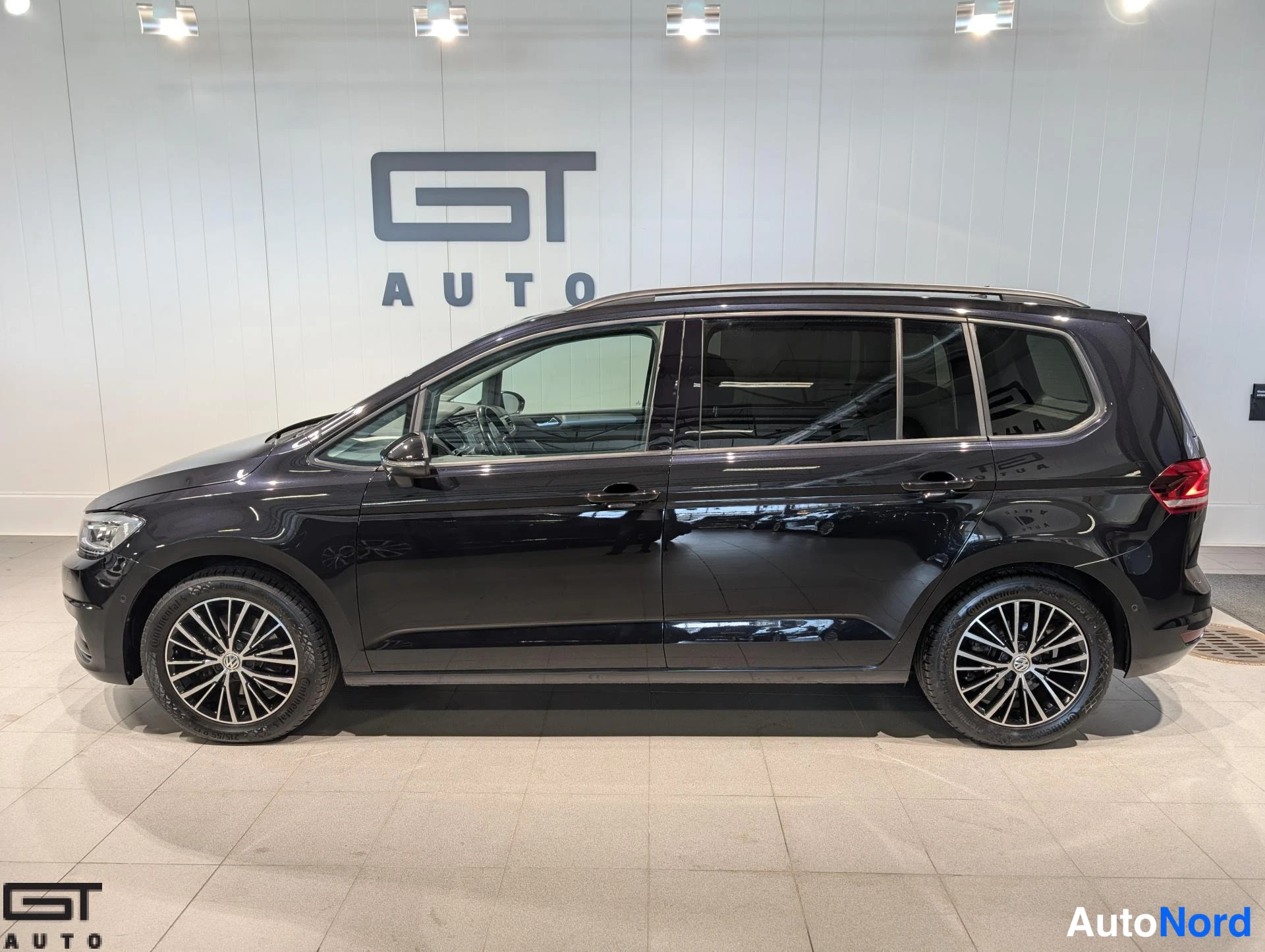 Musta Volkswagen Touran 2016, sivulta, kuva 5
