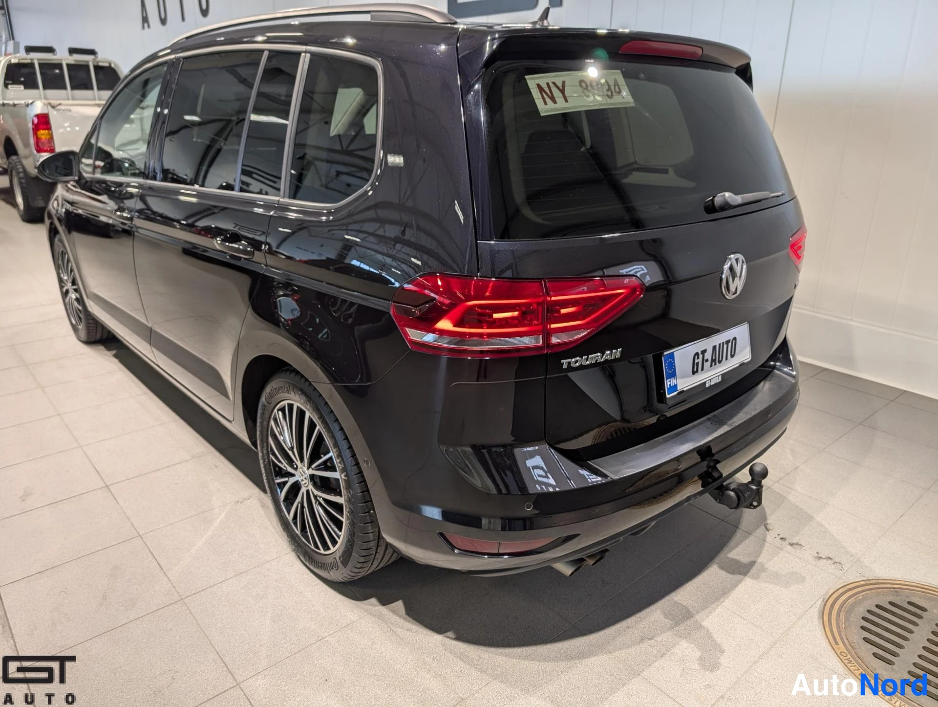 Musta Volkswagen Touran 2016, takaviisto, kuva 7