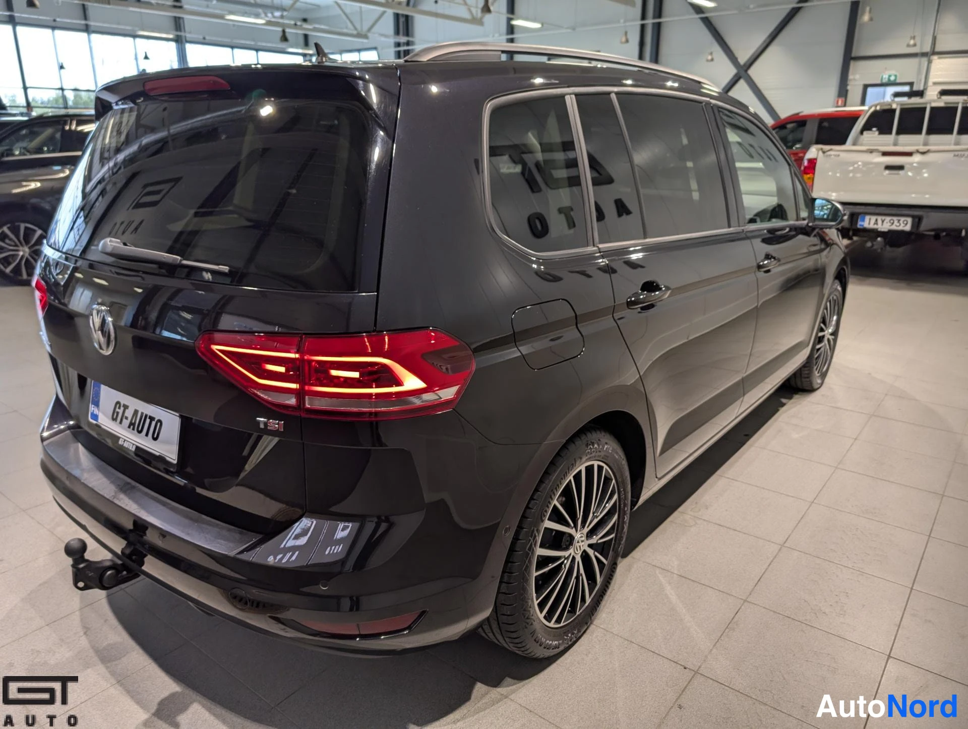 Musta Volkswagen Touran 2016, takaviisto, kuva 6