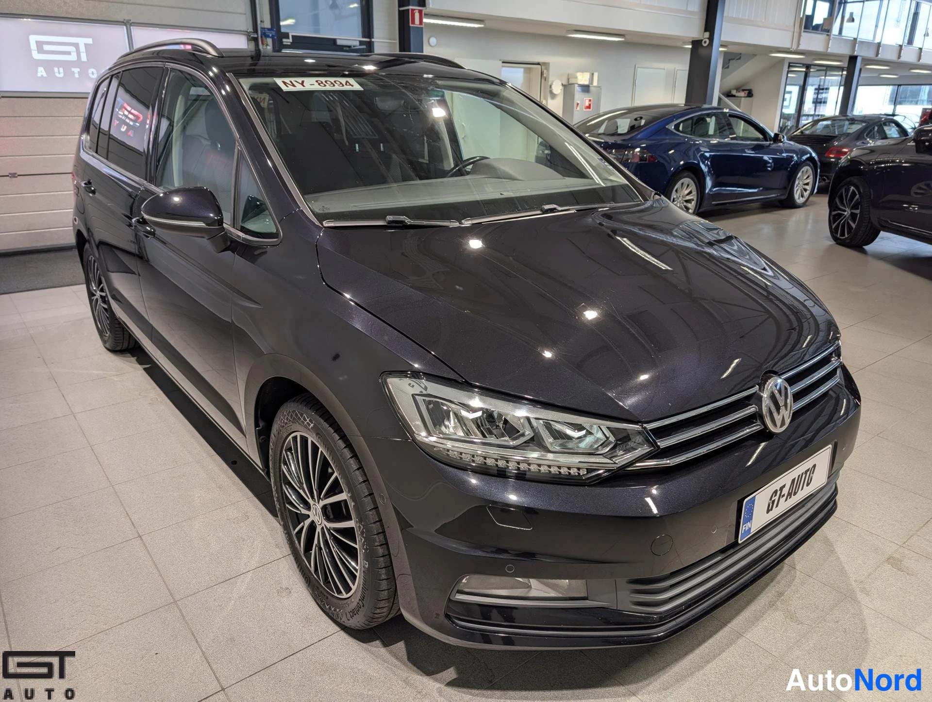 Musta Volkswagen Touran 2016, etuviisto, keula oikealle, kuva 3