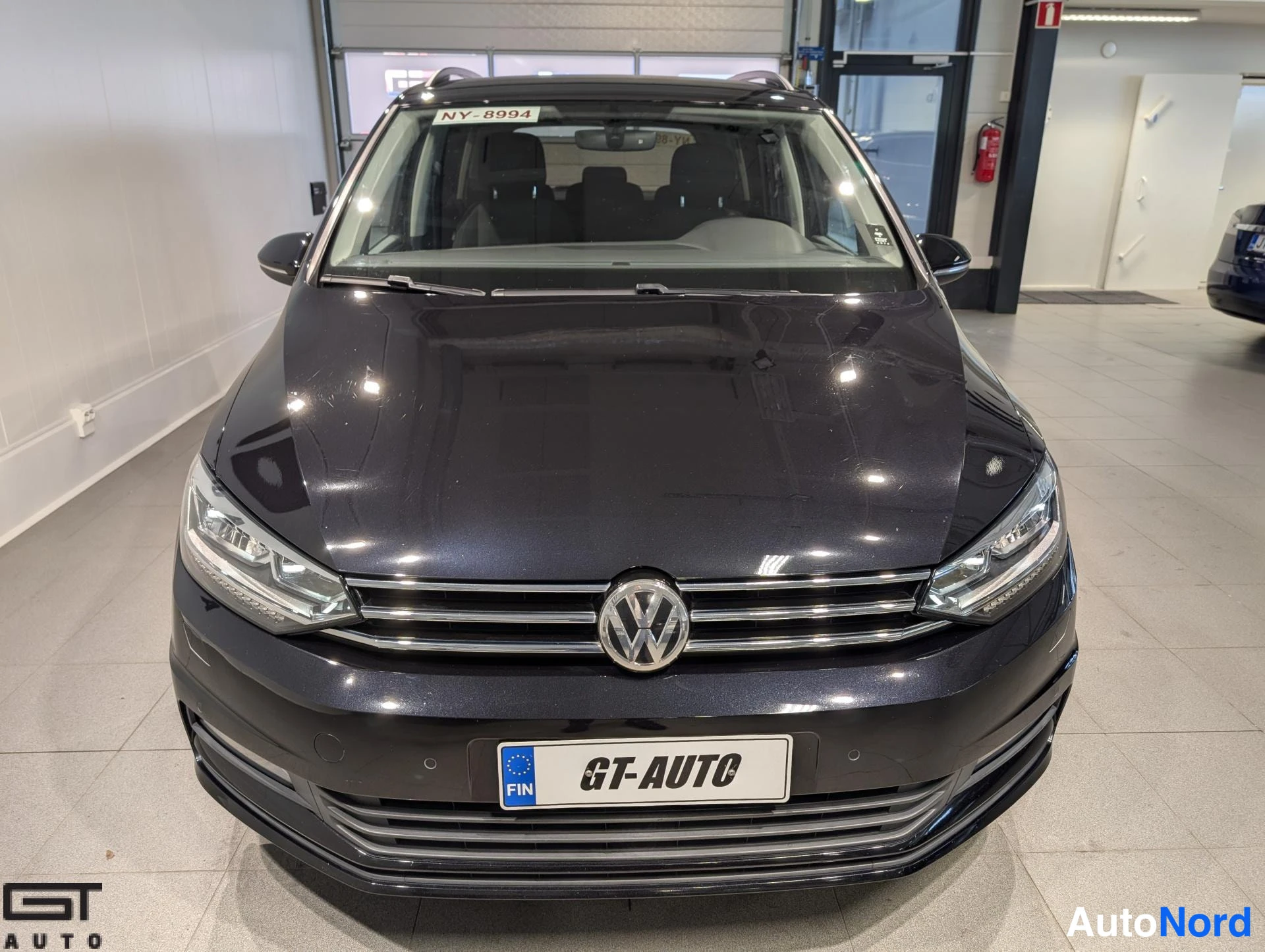 Musta Volkswagen Touran 2016, edestä, kuva 4