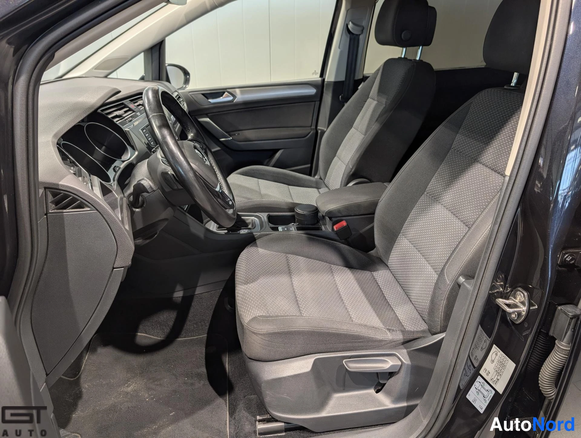 Musta Volkswagen Touran 2016, etuistuimet, kuva 11