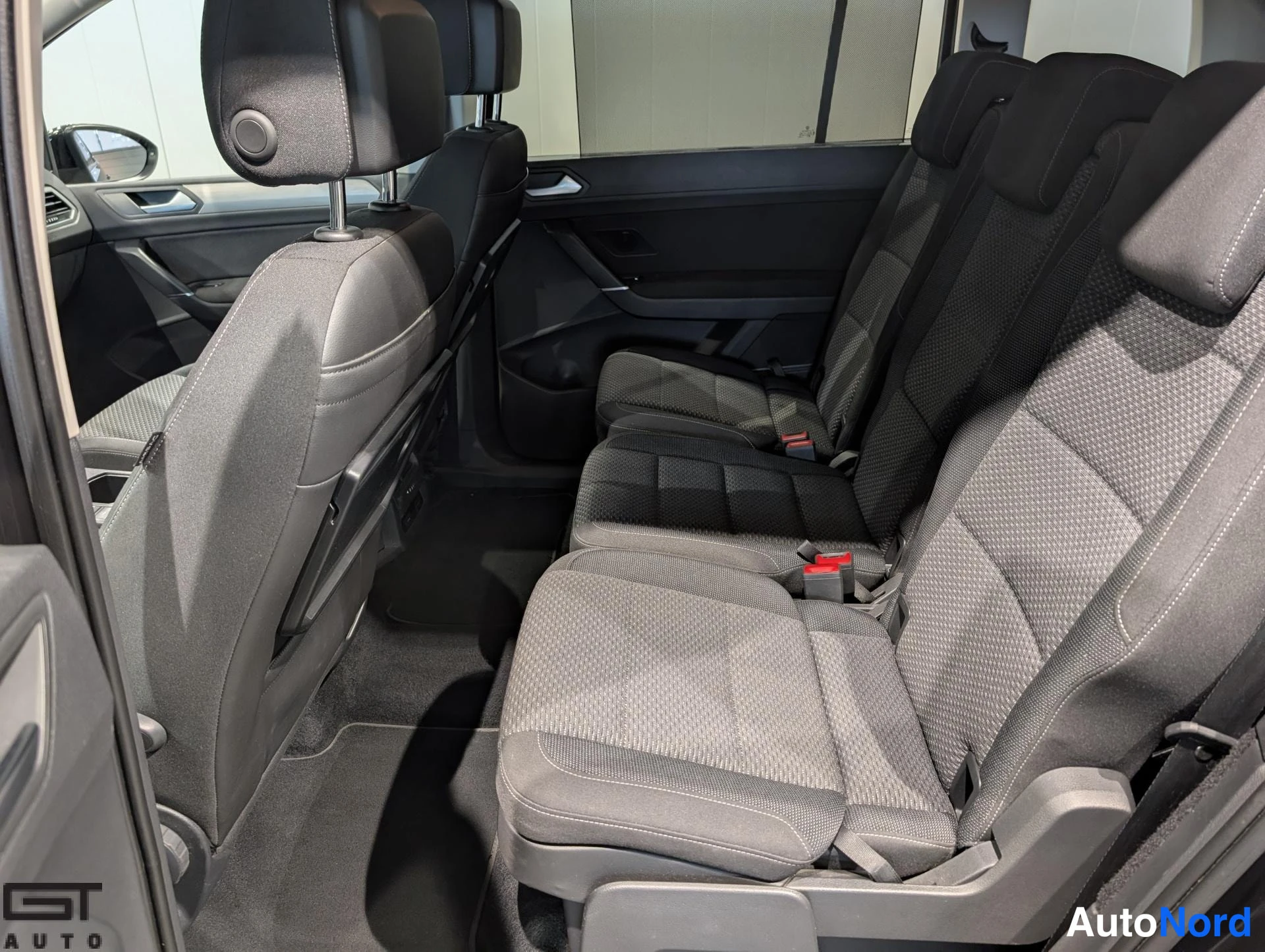 Musta Volkswagen Touran 2016, takaistuimet, kuva 14