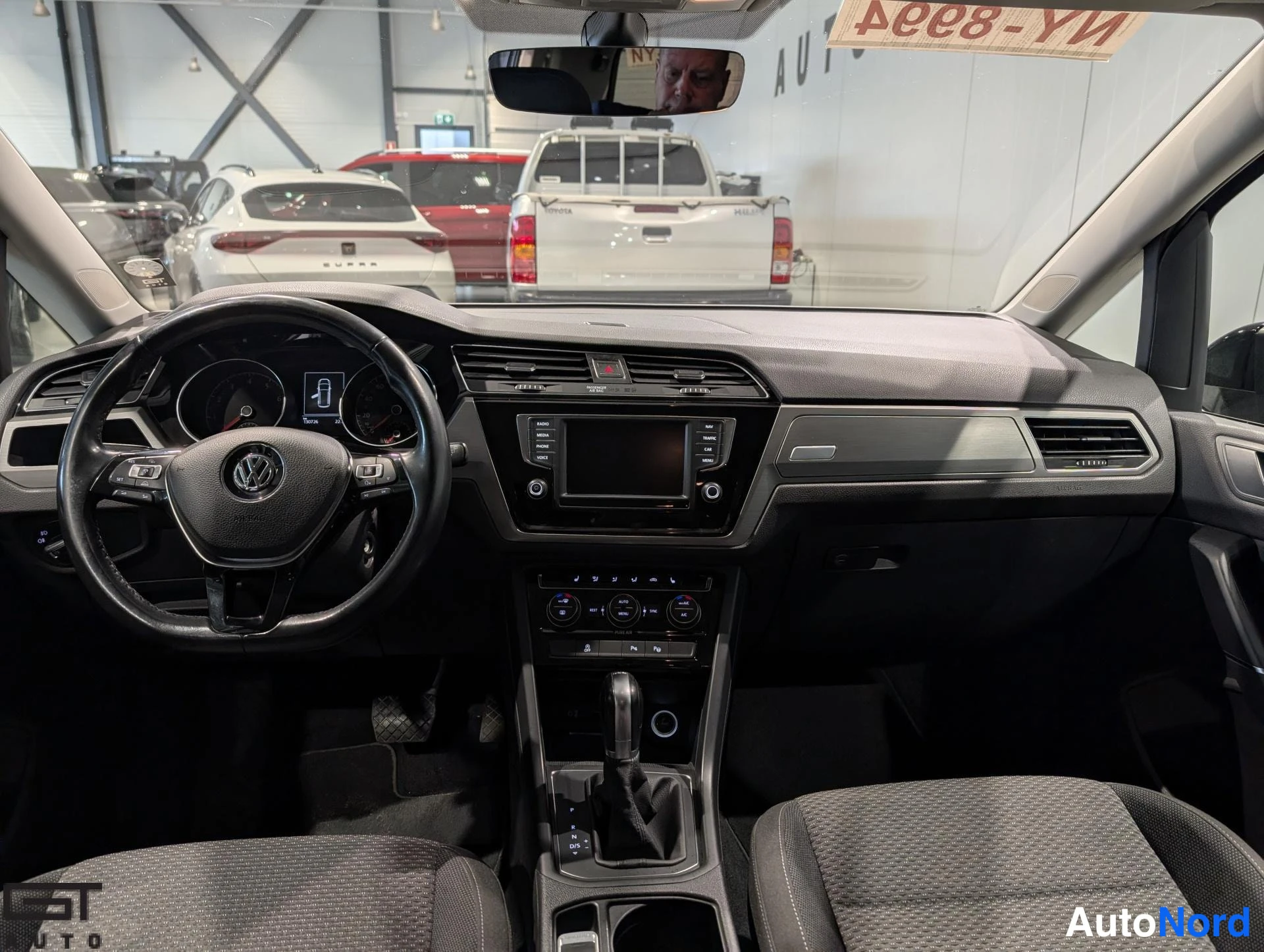 Musta Volkswagen Touran 2016, ohjaamo, kuva 8