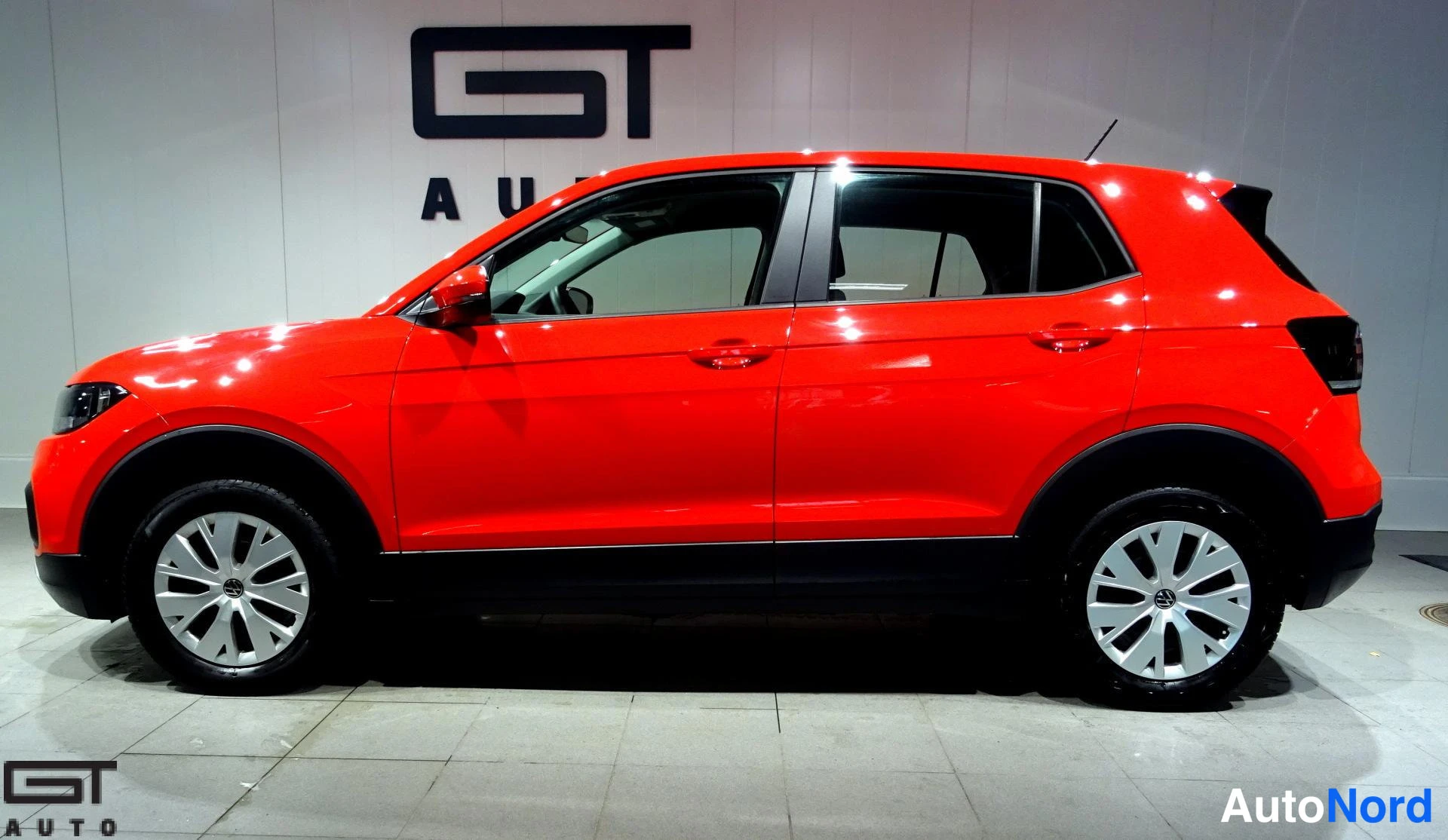 Punainen Volkswagen T-Cross 2021, sivulta, kuva 5