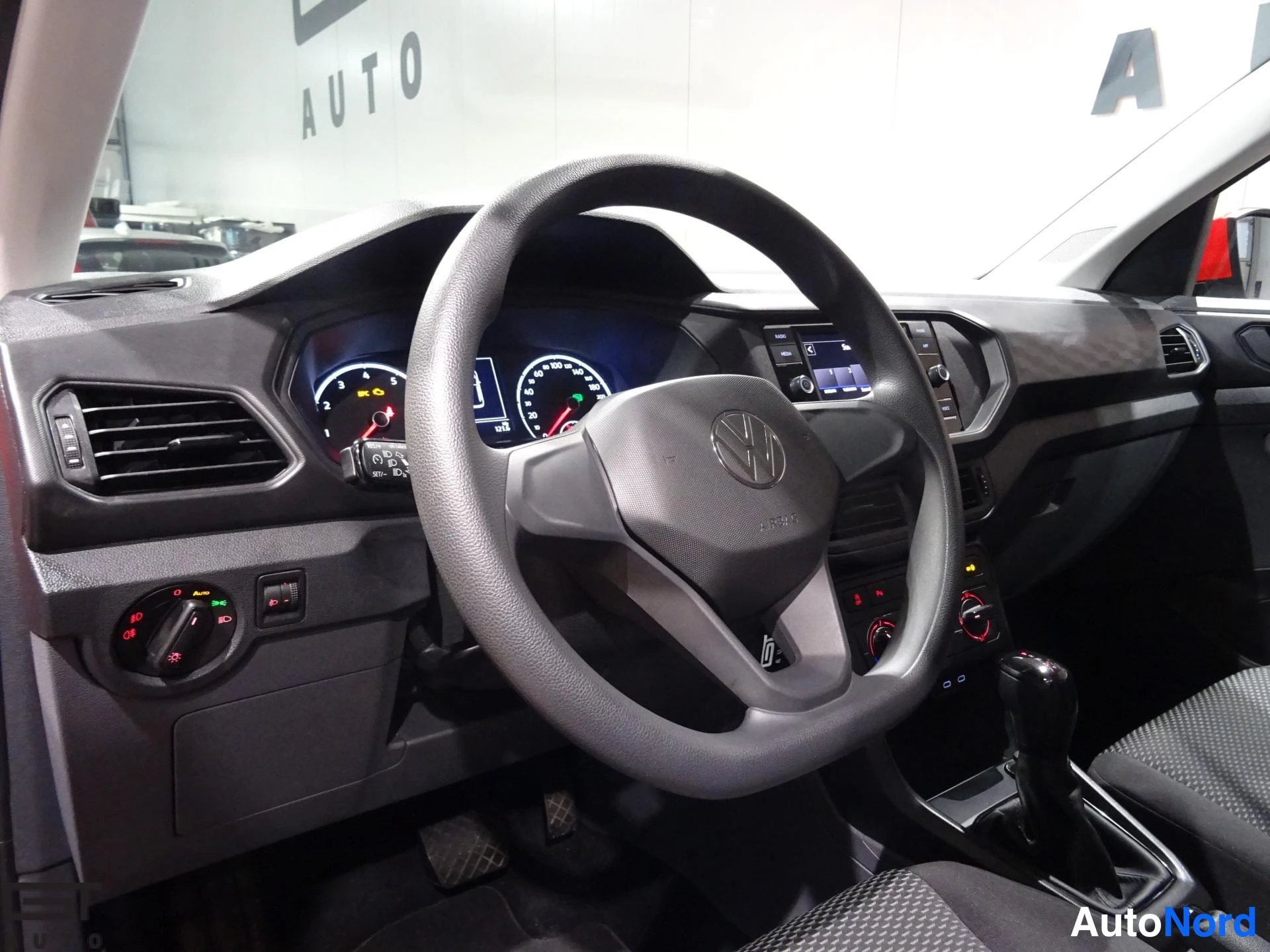 Punainen Volkswagen T-Cross 2021, ohjaamo, kuva 11