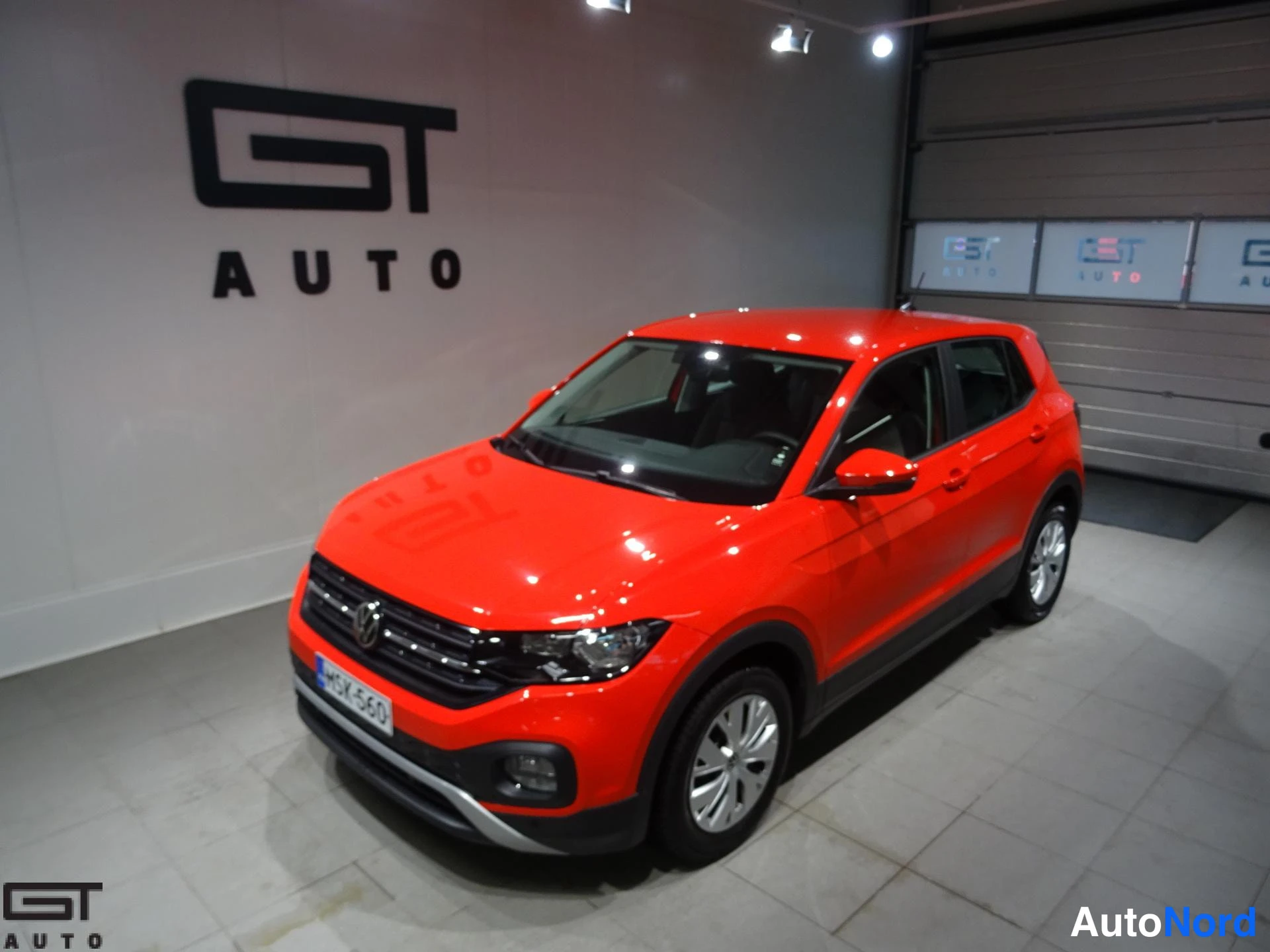 Punainen Volkswagen T-Cross 2021, etuviisto, keula vasemmalle, kuva 2
