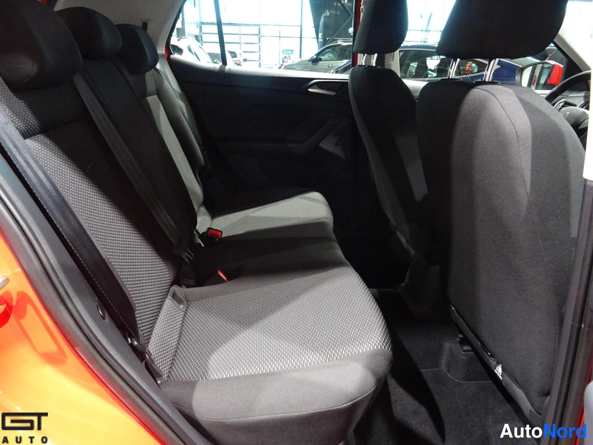 Punainen Volkswagen T-Cross 2021, takaistuimet, kuva 16