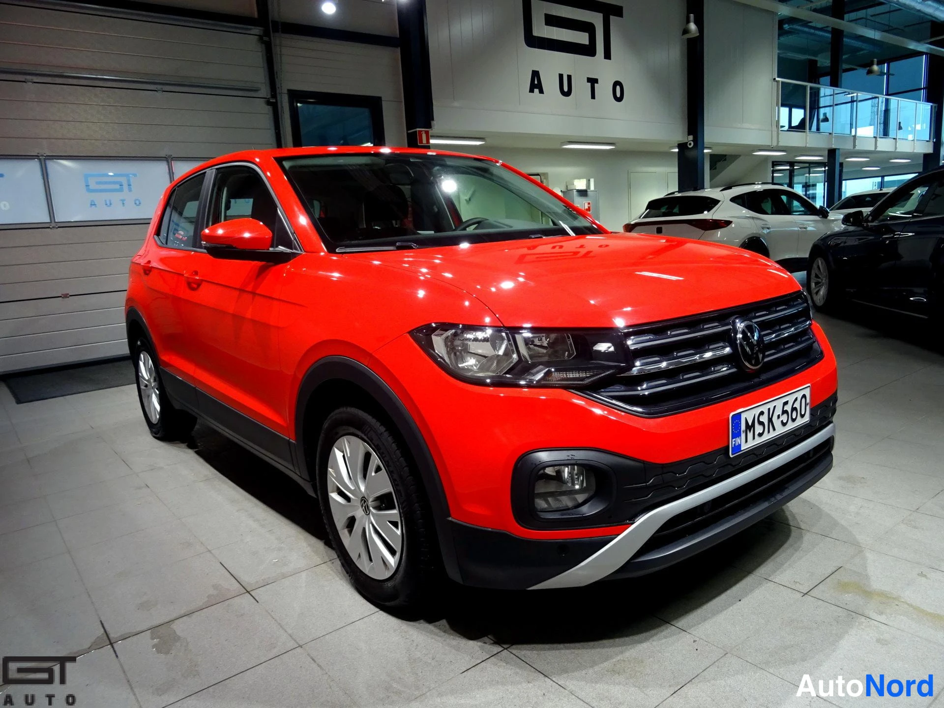 Punainen Volkswagen T-Cross 2021, etuviisto, keula oikealle, kuva 3