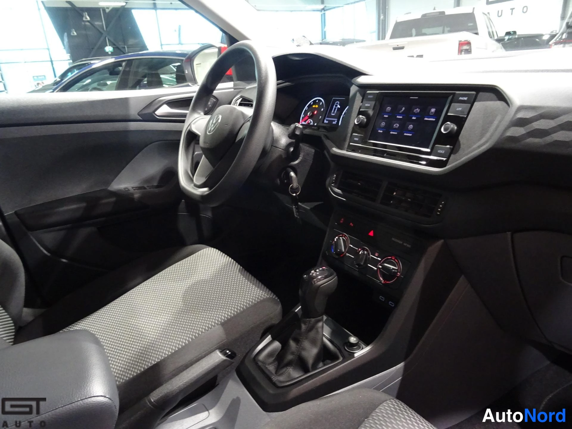 Punainen Volkswagen T-Cross 2021, ohjaamo, kuva 13