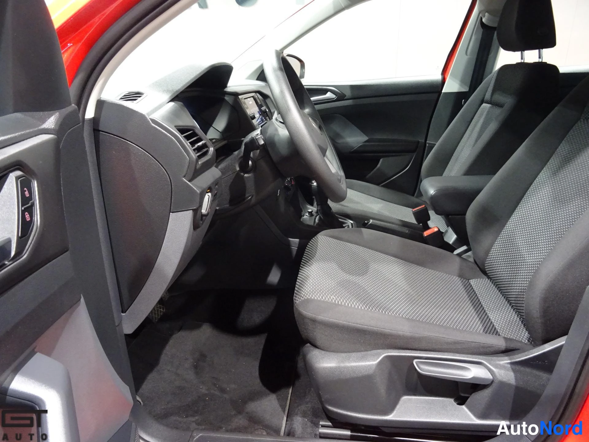 Punainen Volkswagen T-Cross 2021, ohjaamo, kuva 9